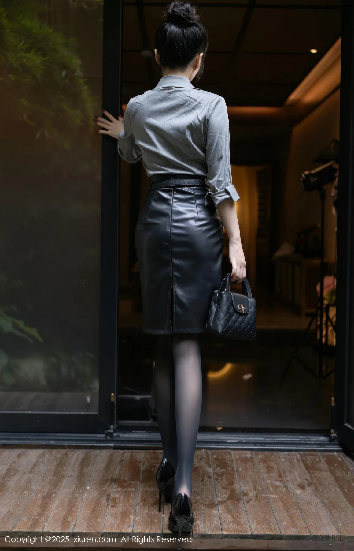 XiuRen 秀人 No.10635 鱼子酱Fish 灰色衬衫魅惑黑丝 - 5