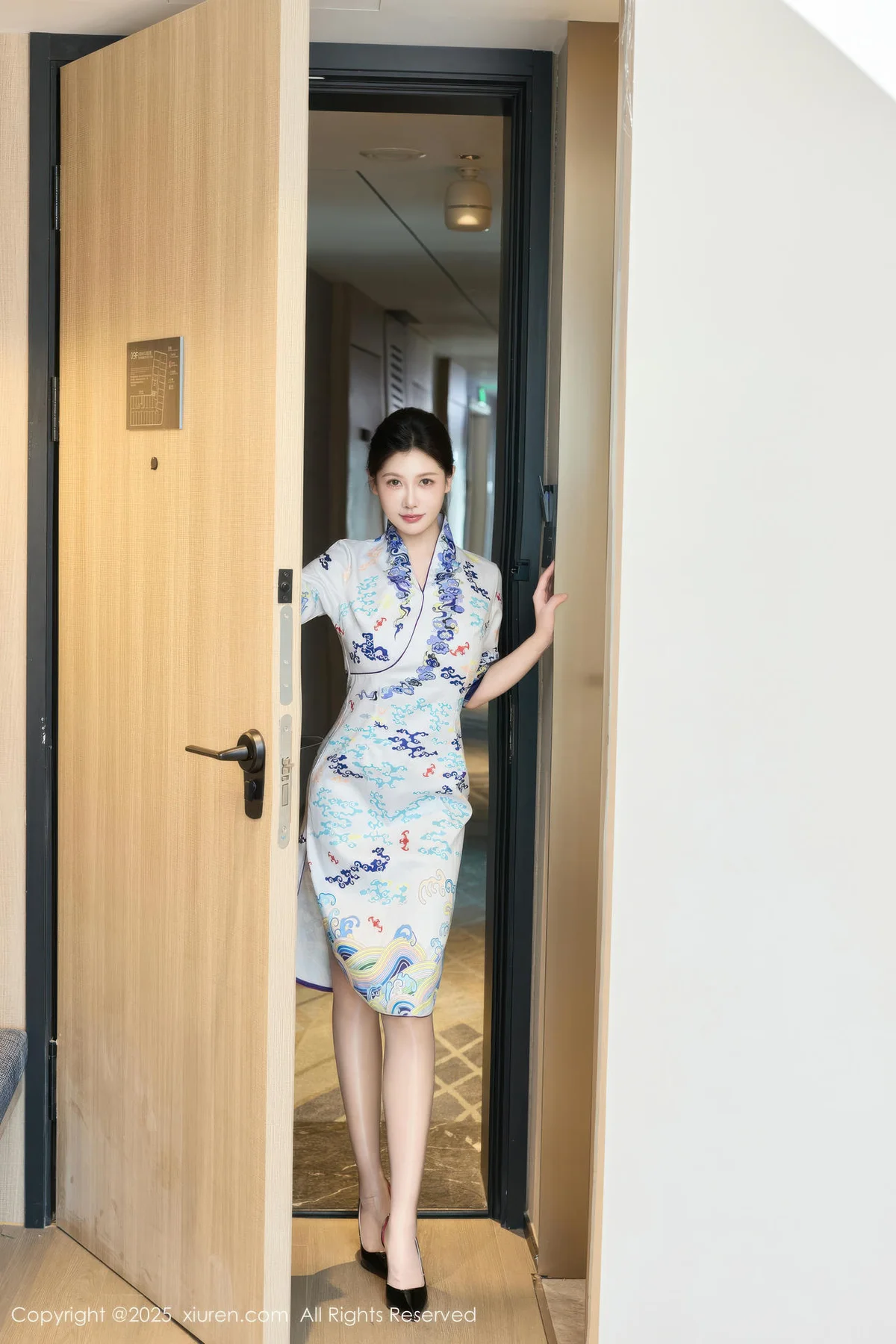 XiuRen 秀人 No.10654 尹甜甜 性感空姐制服诱惑 - 1