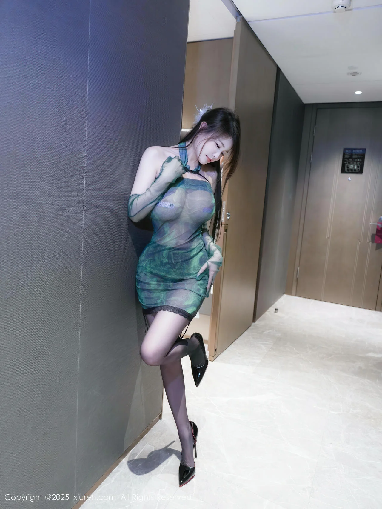 XiuRen 秀人 No.10660 甜妮 绿色连衣短裙爆乳 - 1