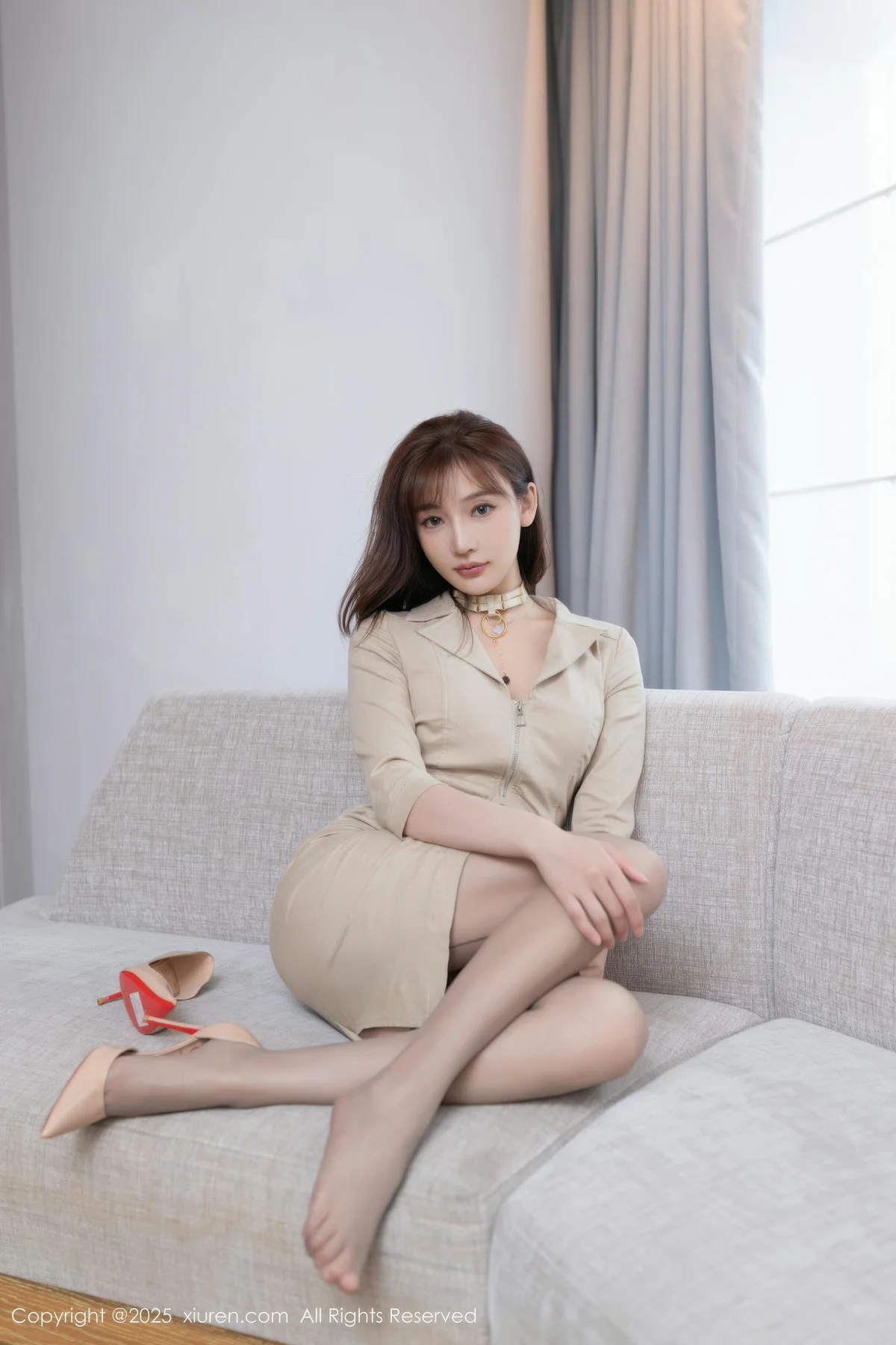 XiuRen 秀人 No.10677 陆萱萱 秘书浅色连体裙 - 6