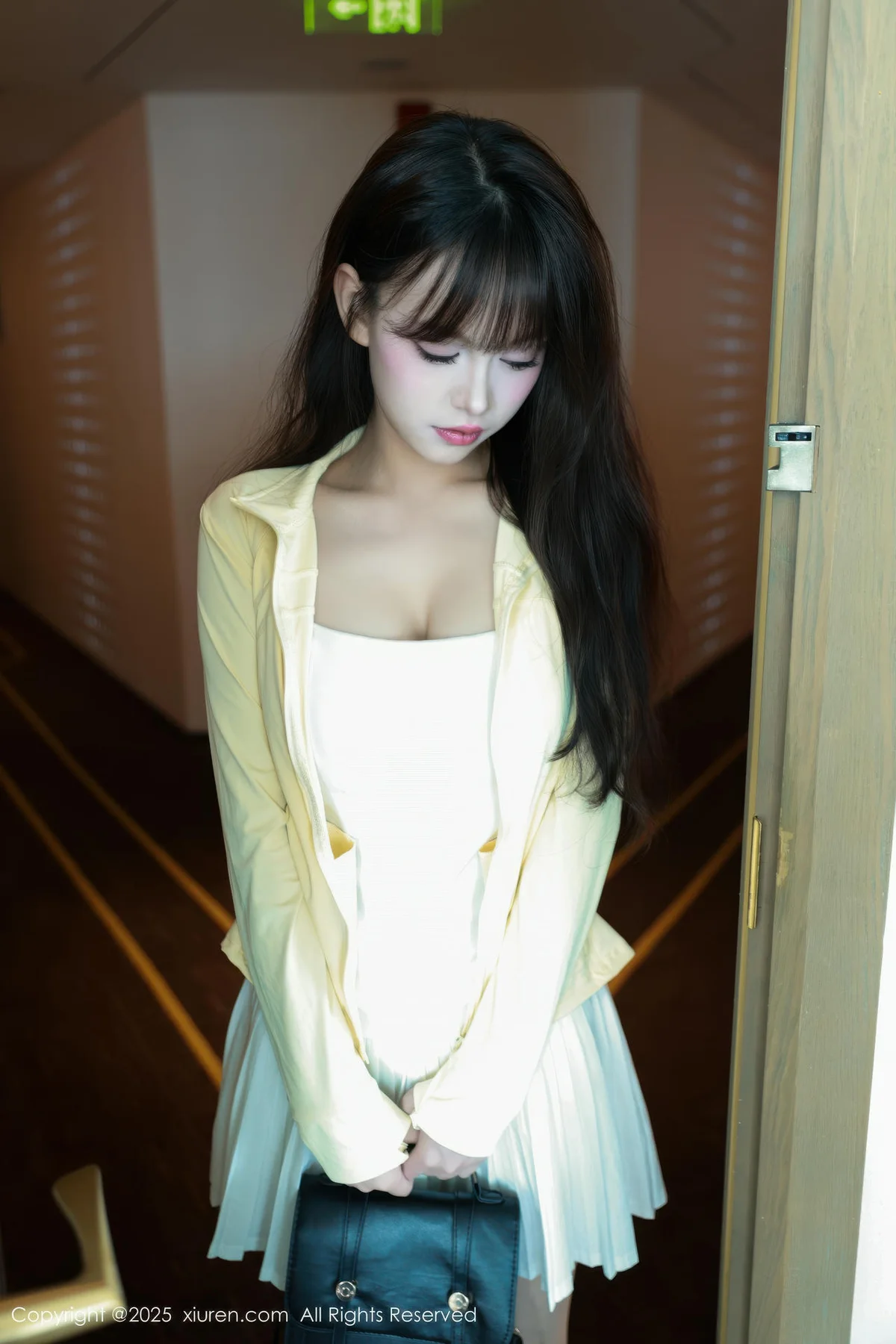 XiuRen 秀人 No.10702 糯咪 白色短裙白色丝袜 - 4