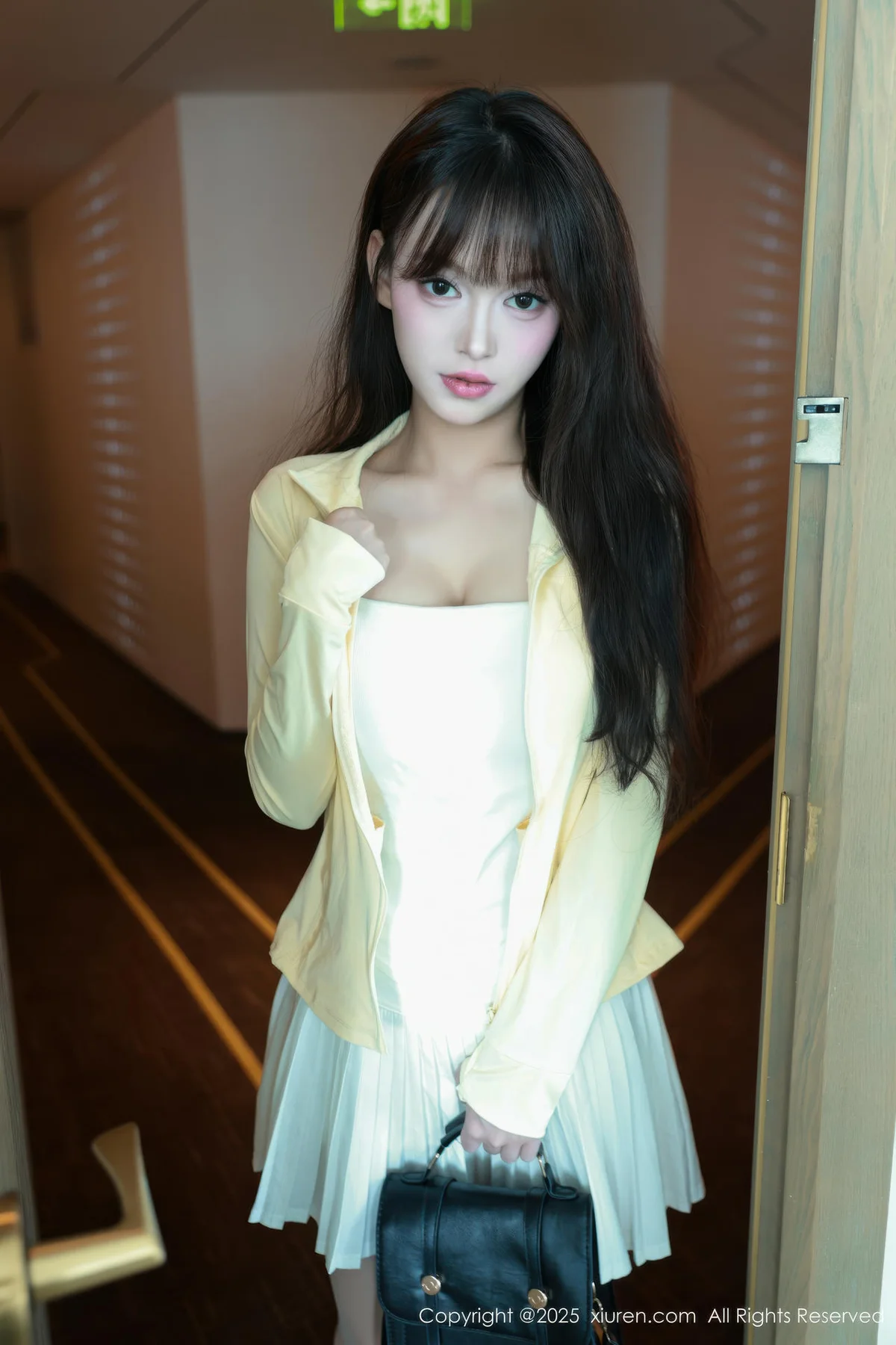 XiuRen 秀人 No.10702 糯咪 白色短裙白色丝袜 - 5