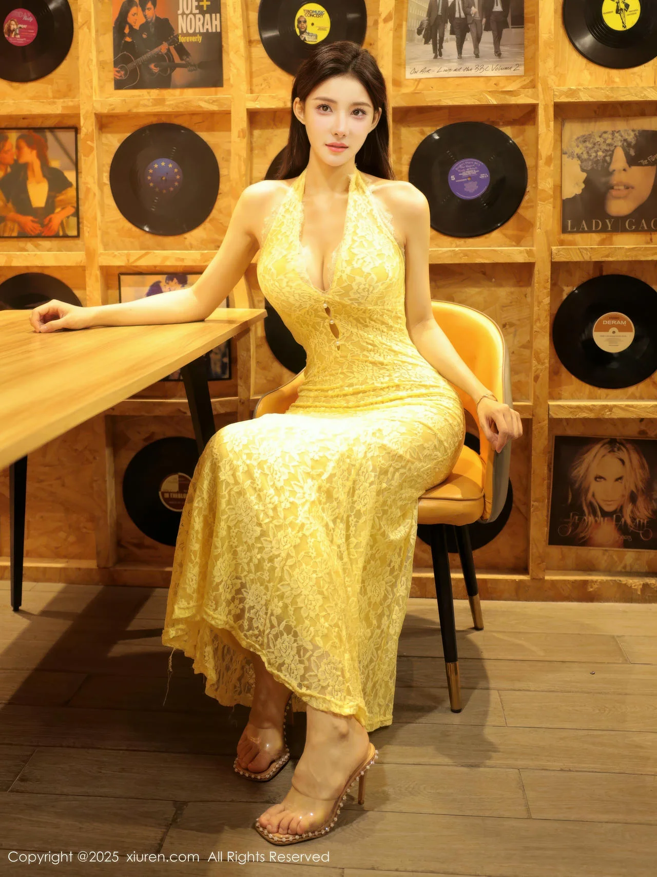 XiuRen 秀人 No.10715 梨霜儿 唱片黄色连衣裙 - 1