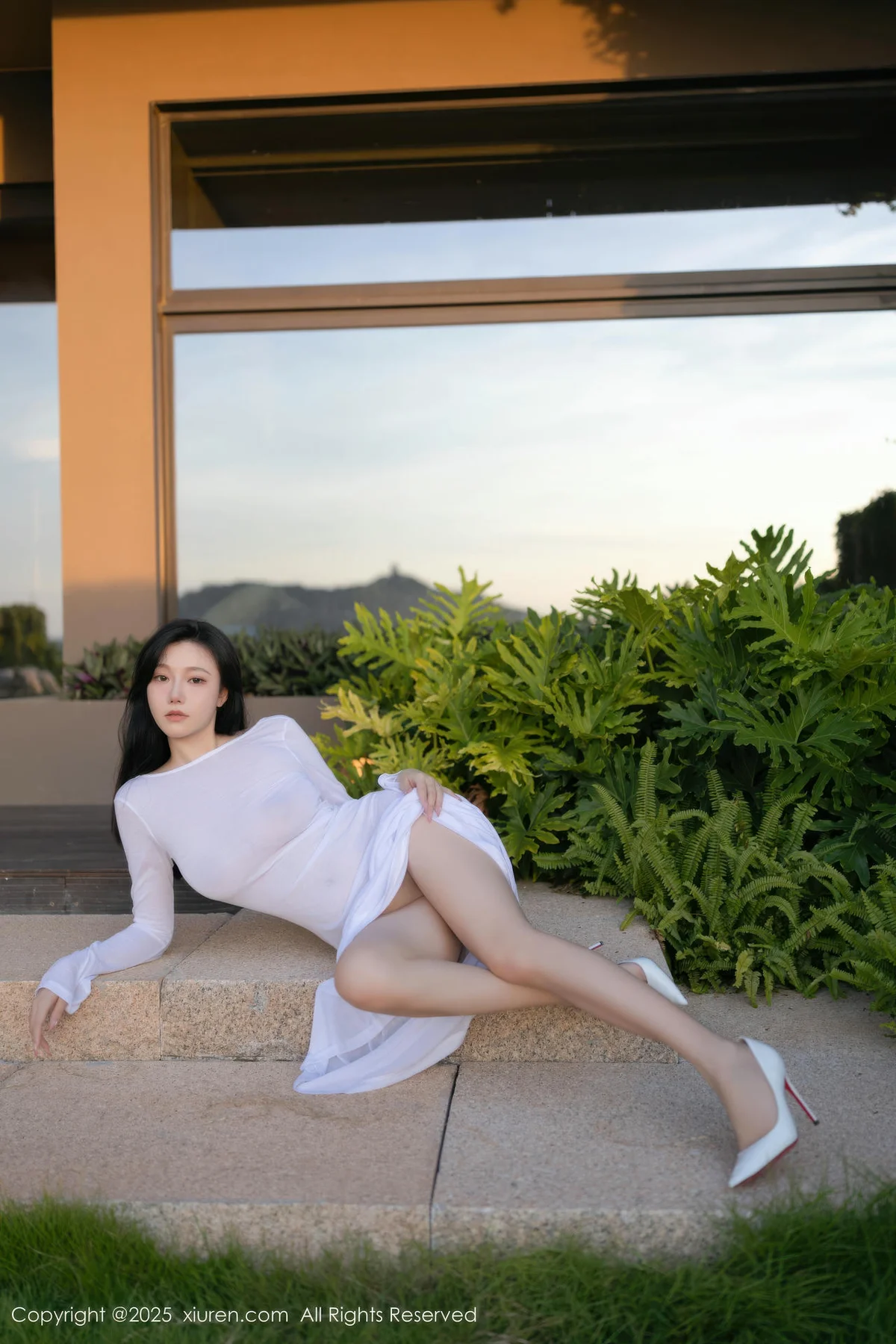 XiuRen 秀人 No.10747 安然anran 白色连衣裙诱人肉色丝袜 - 2