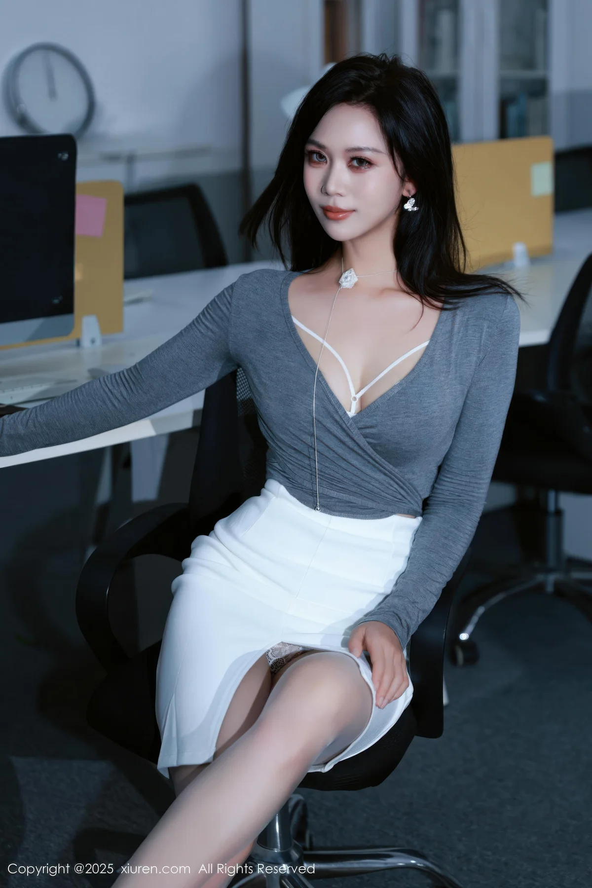 XiuRen 秀人 No.10780 玫瑰我爱你 白色包臀裙灰色丝袜 - 2