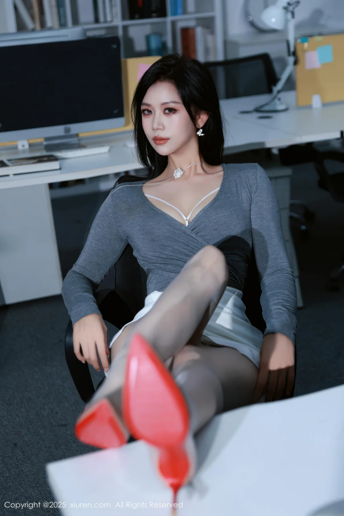 XiuRen 秀人 No.10780 玫瑰我爱你 白色包臀裙灰色丝袜 - 9