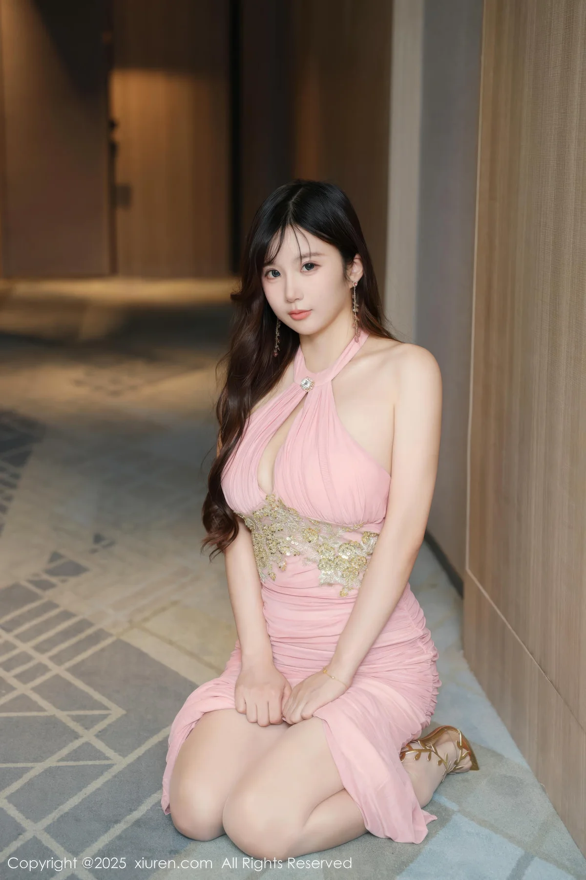 XiuRen 秀人 No.10786 小肉肉咪 巨乳极致美腿性感动人 - 1