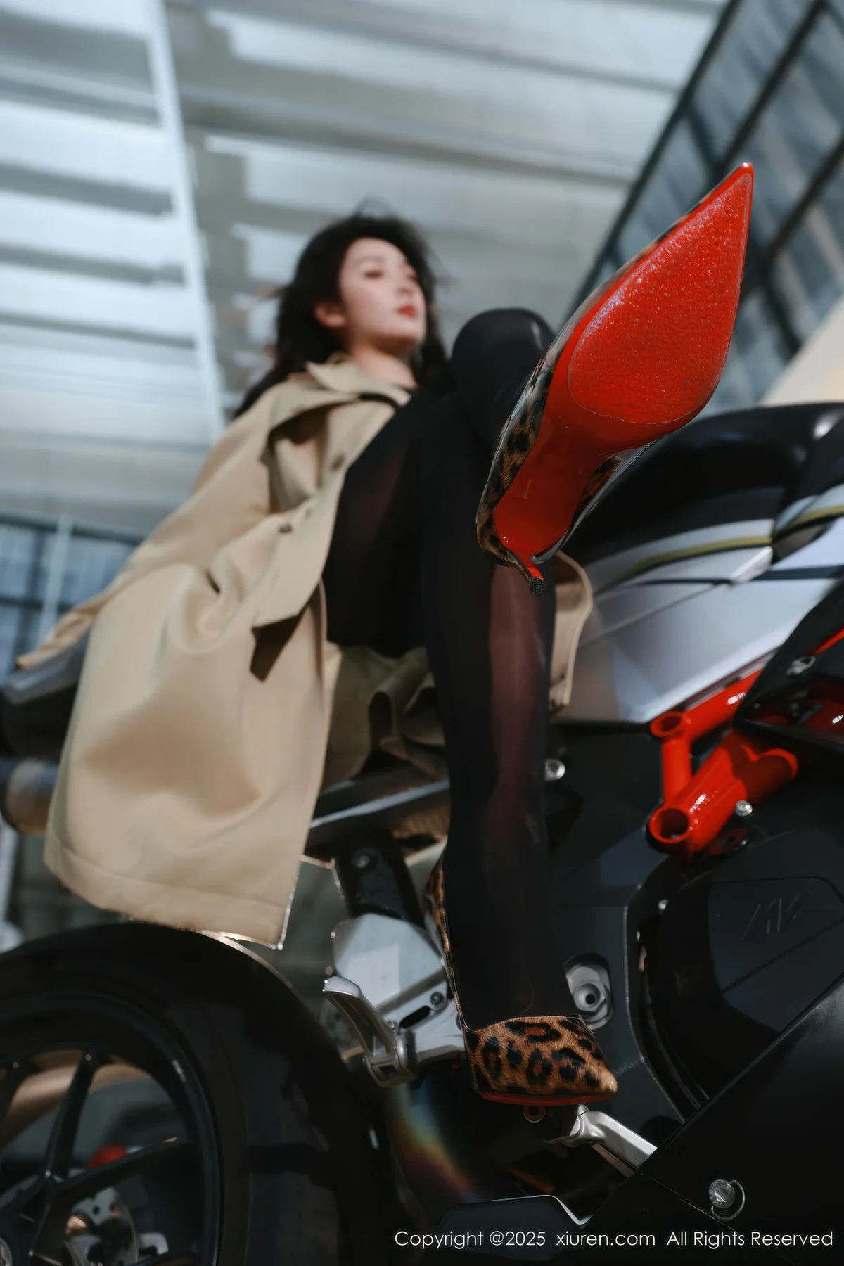 XiuRen 秀人 No.10788 南乔 杏色风衣连体丝袜 - 4