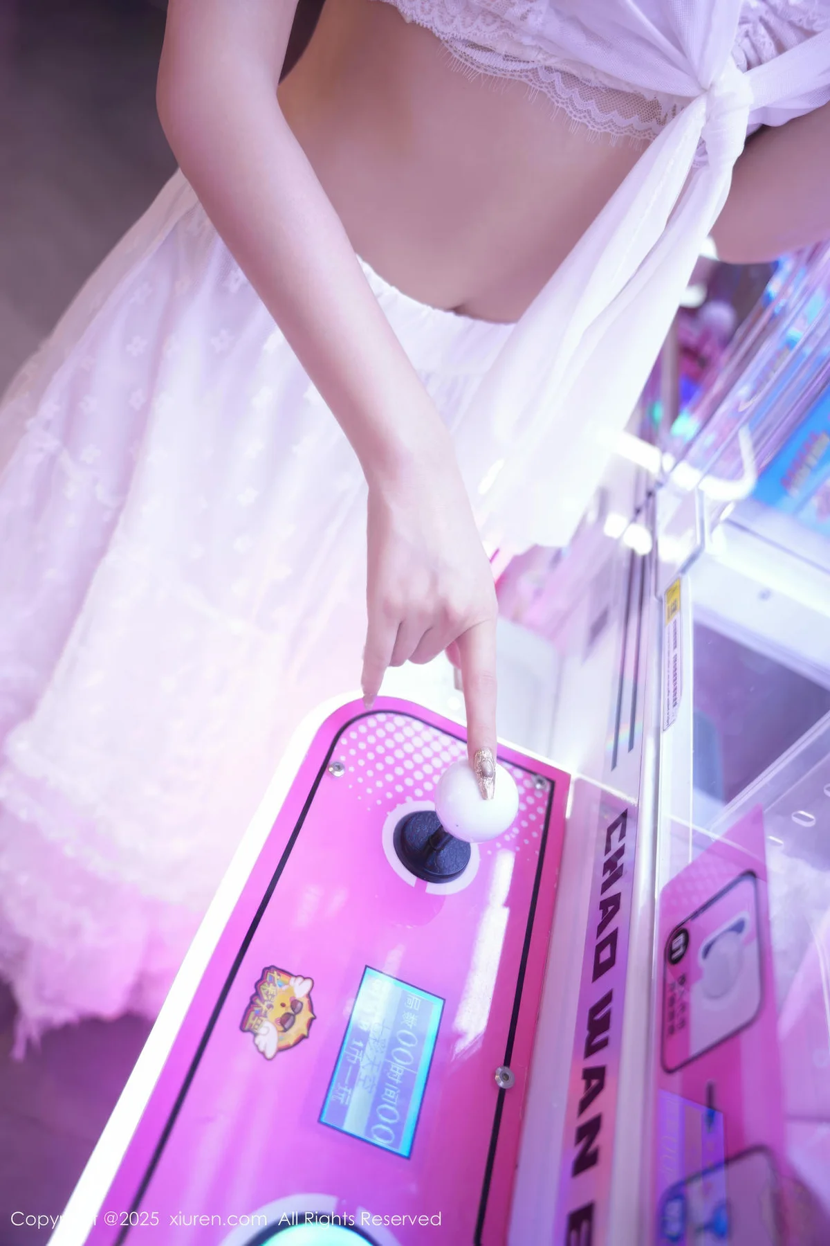 XiuRen 秀人 No.10791 拍黄瓜girl 白色连衣裙 - 1