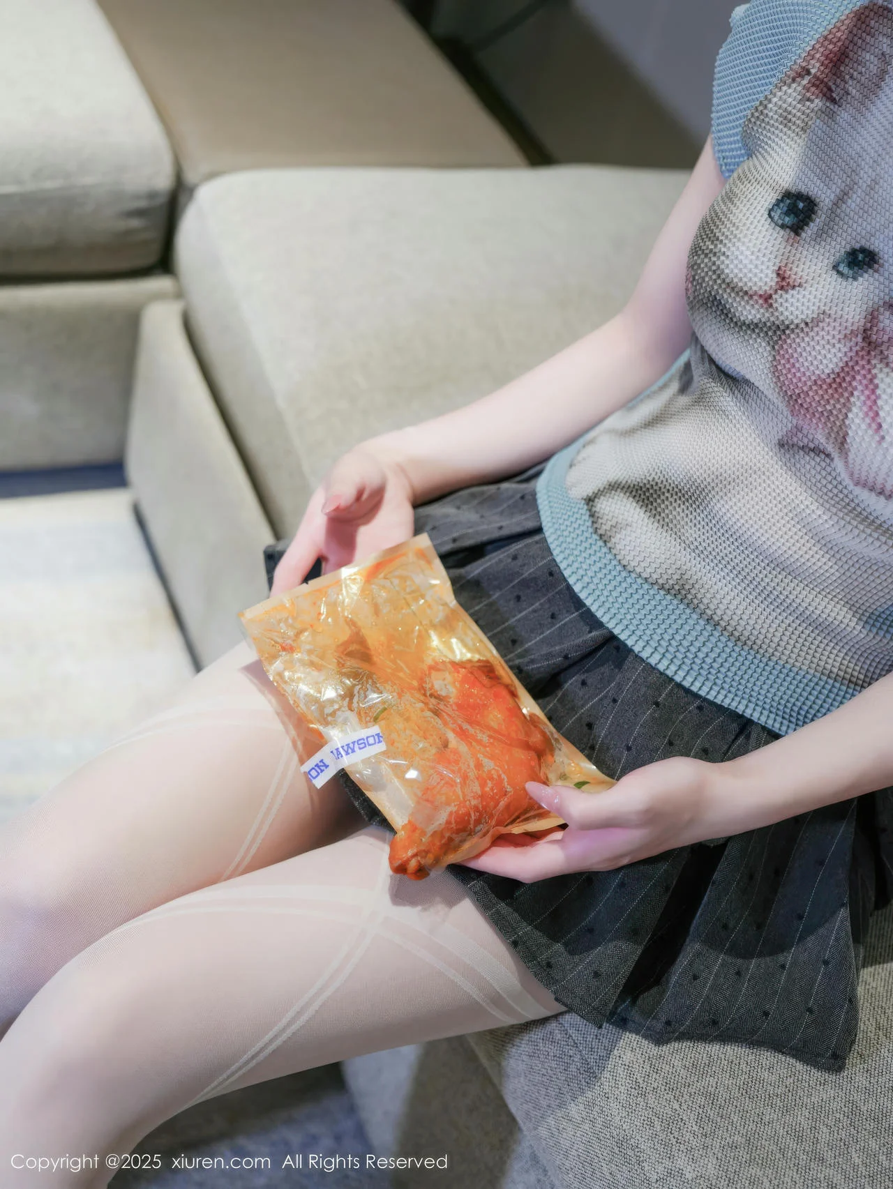 XiuRen 秀人 No.10830 汁汁 灰色短裙白色丝袜 - 9