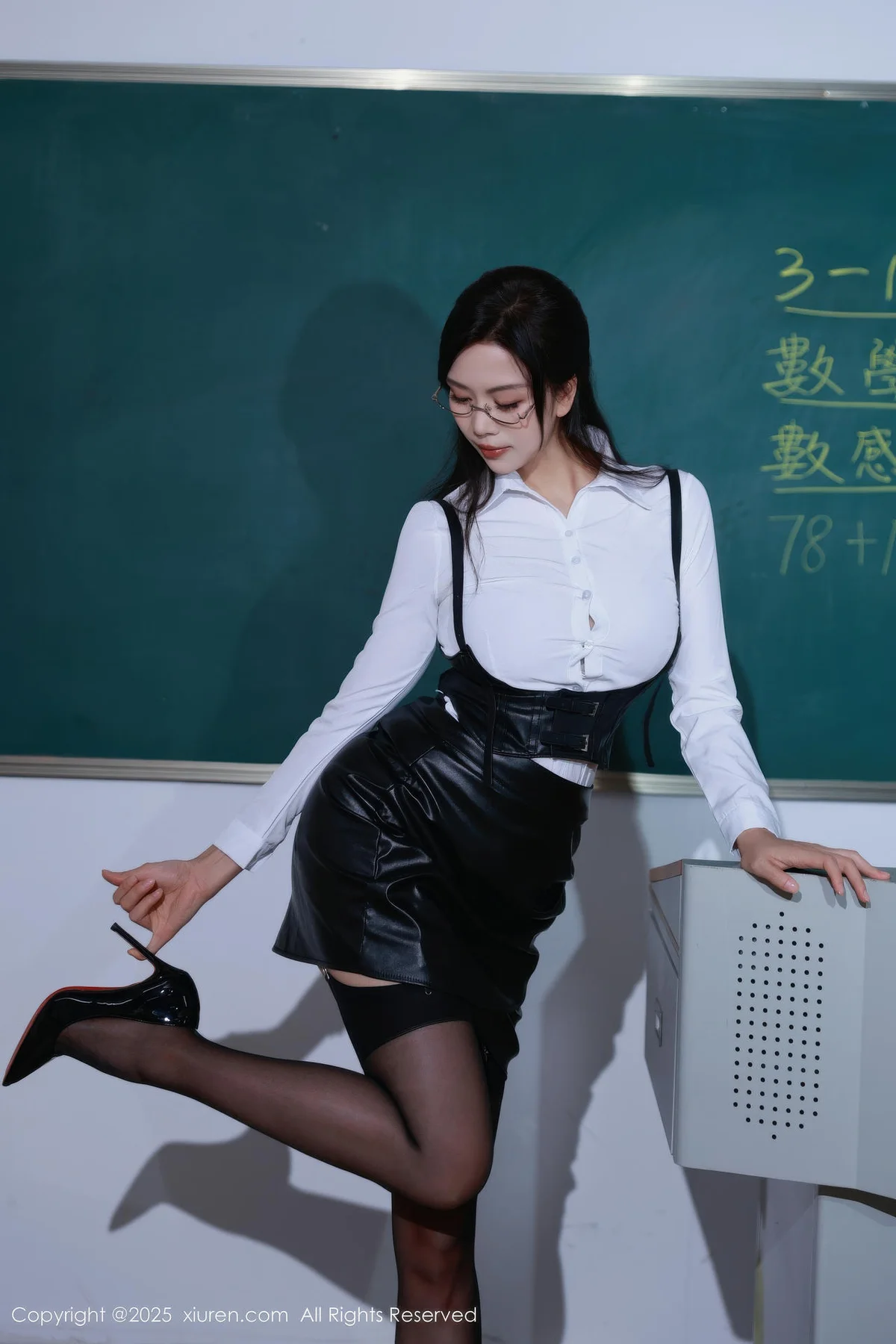 XiuRen 秀人 No.10846 玫瑰我爱你教室皮裙白衬衫写真 - 6