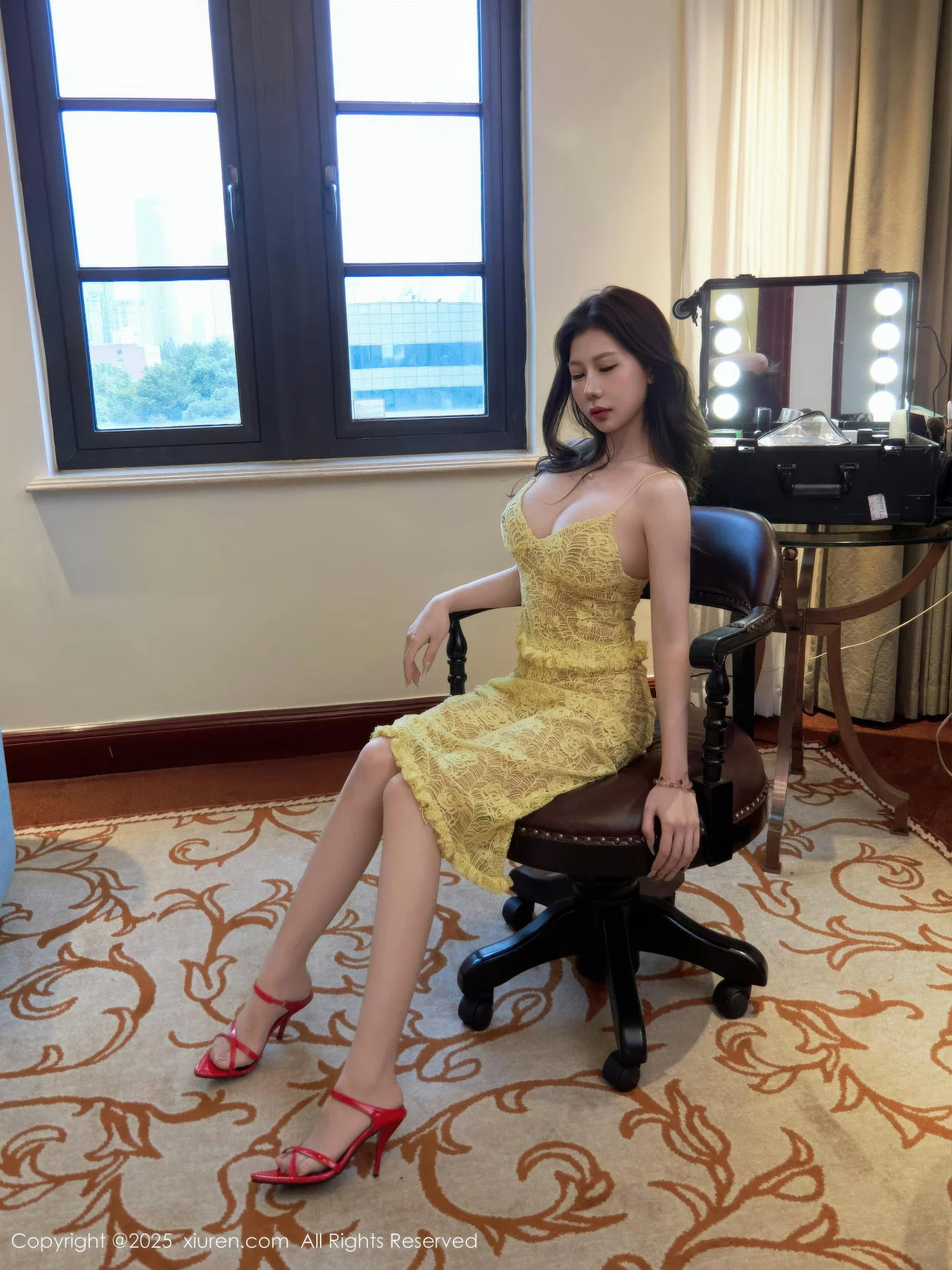XiuRen 秀人 No.10879 尹甜甜sunny 淡黄蕾丝裙翘臀玉腿 - 5