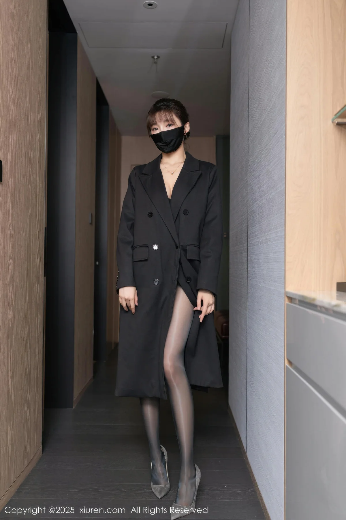 XiuRen 秀人 No.10880 陆萱萱 黑丝长风衣服饰 - 1