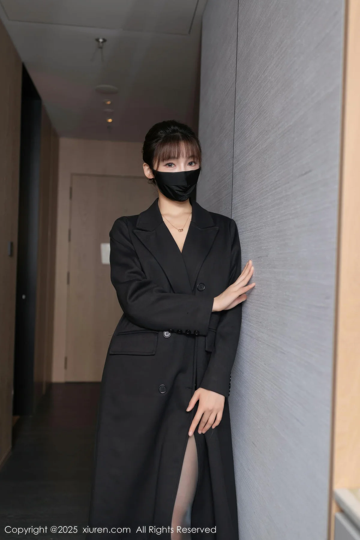 XiuRen 秀人 No.10880 陆萱萱 黑丝长风衣服饰 - 2