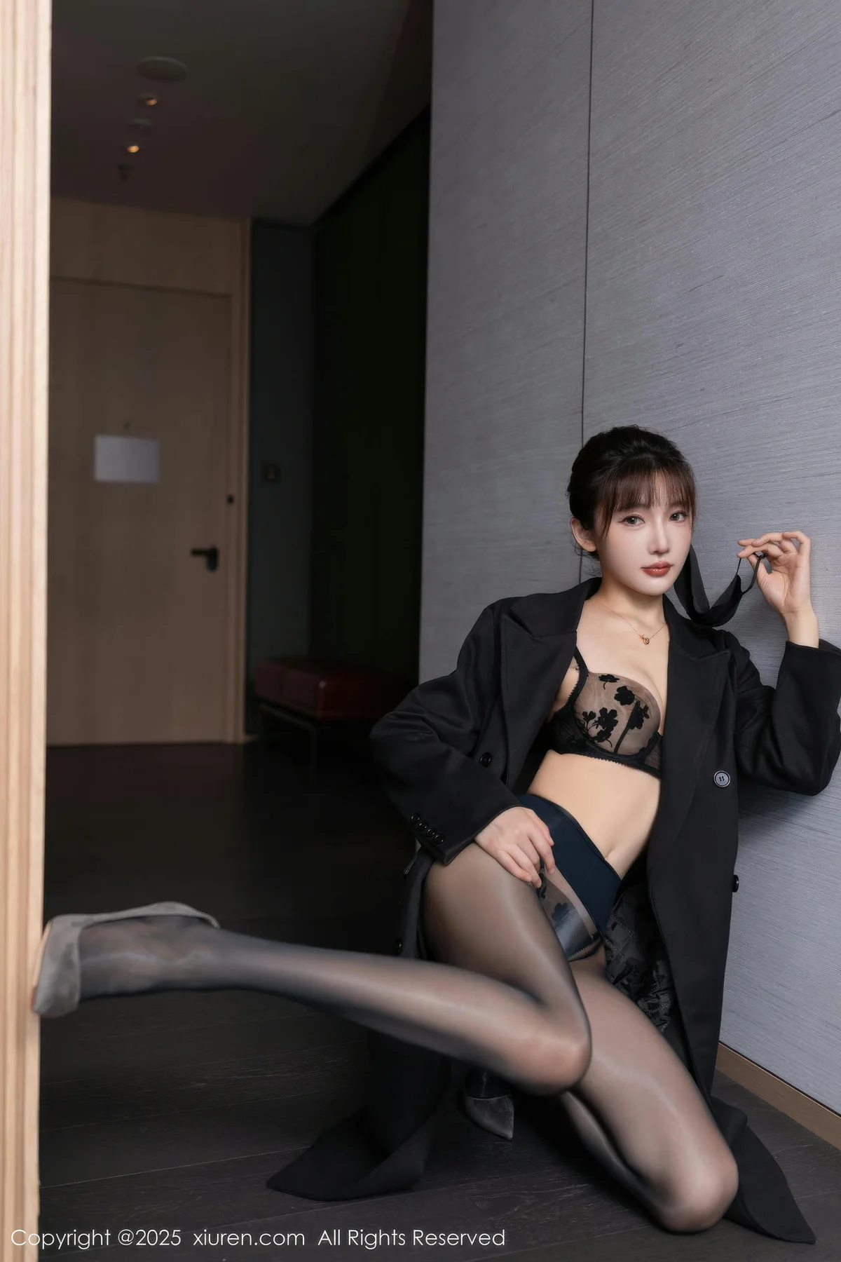 XiuRen 秀人 No.10880 陆萱萱 黑丝长风衣服饰 - 9