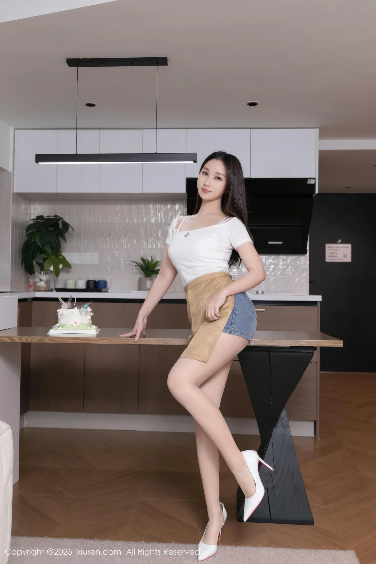 XiuRen 秀人 No.10925 杏子Yada 厨娘白色T恤搭配 - 2