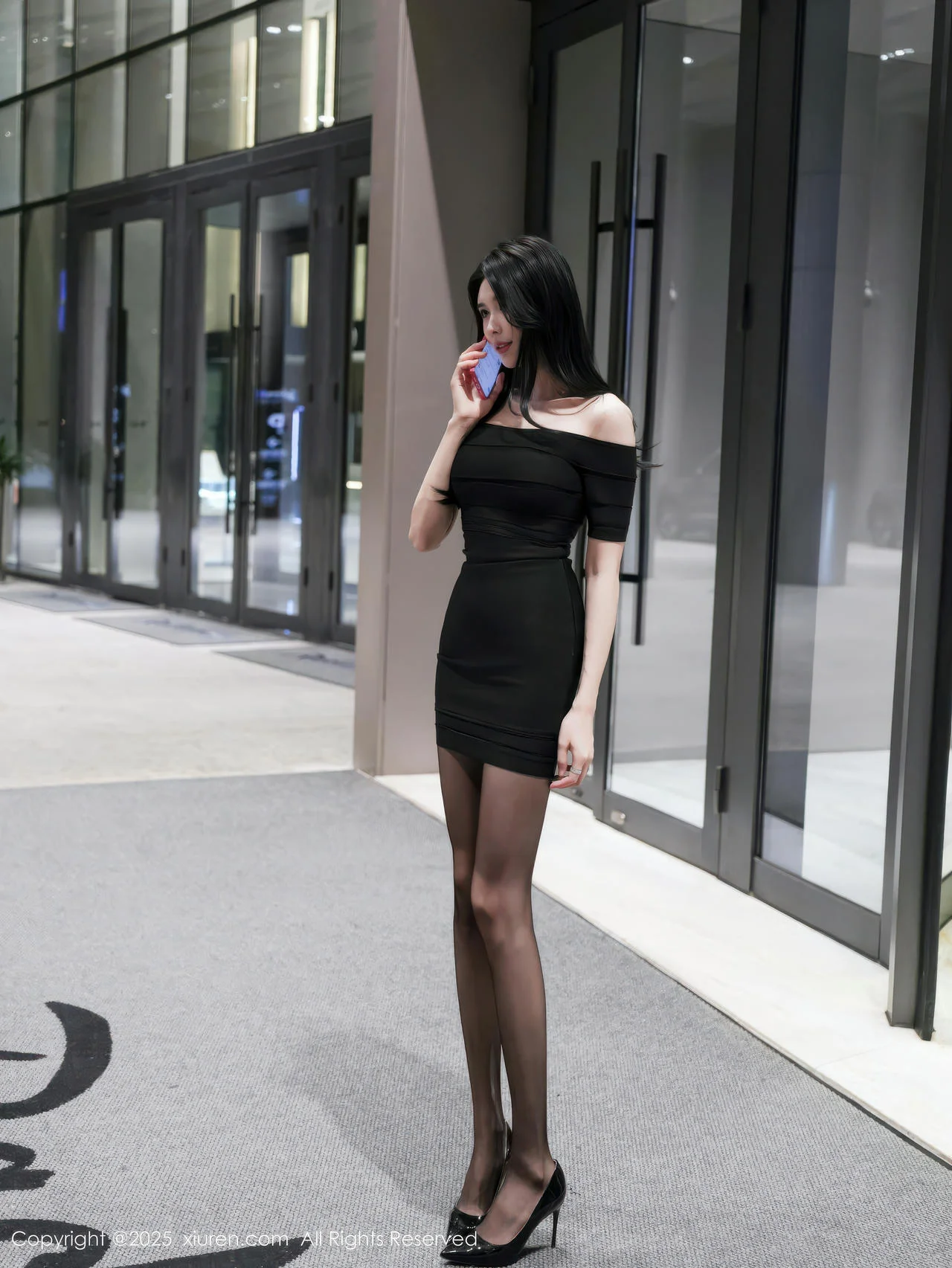 XiuRen 秀人 No.10942 椰汁糯米姬街拍连衣短裙 - 1