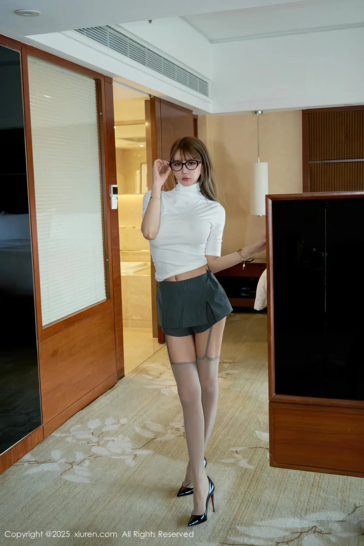 XiuRen 秀人 No.10946 Zoe柚柚 性感OL服饰凹凸有致 - 4