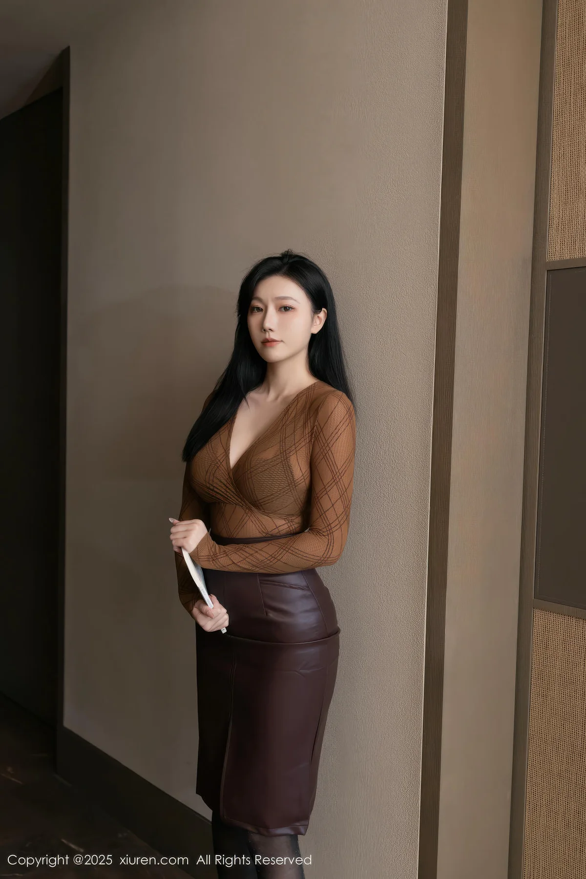 XiuRen 秀人 No.10947 安然anran 棕色皮裙魅惑黑丝 - 2