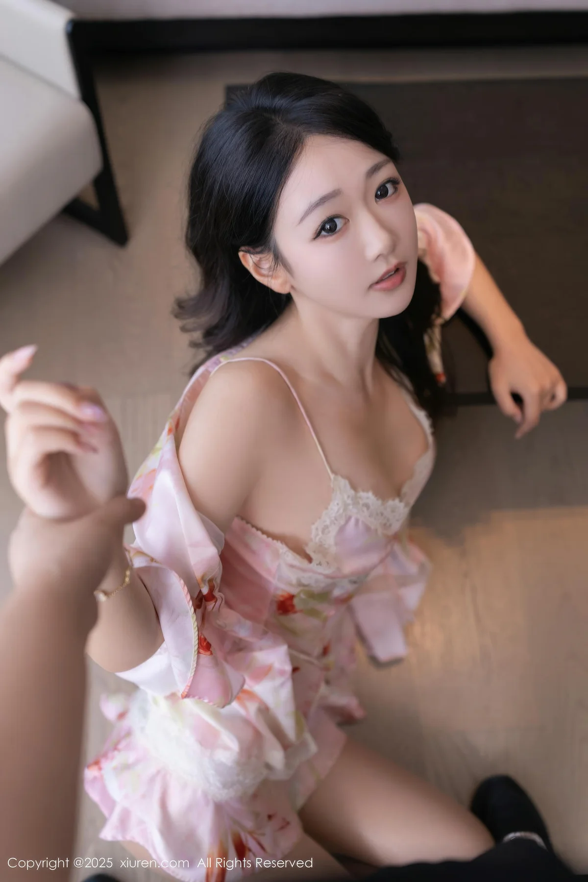 XiuRen 秀人 No.10970 唐安琪 粉色睡袍肉色丝袜 - 2