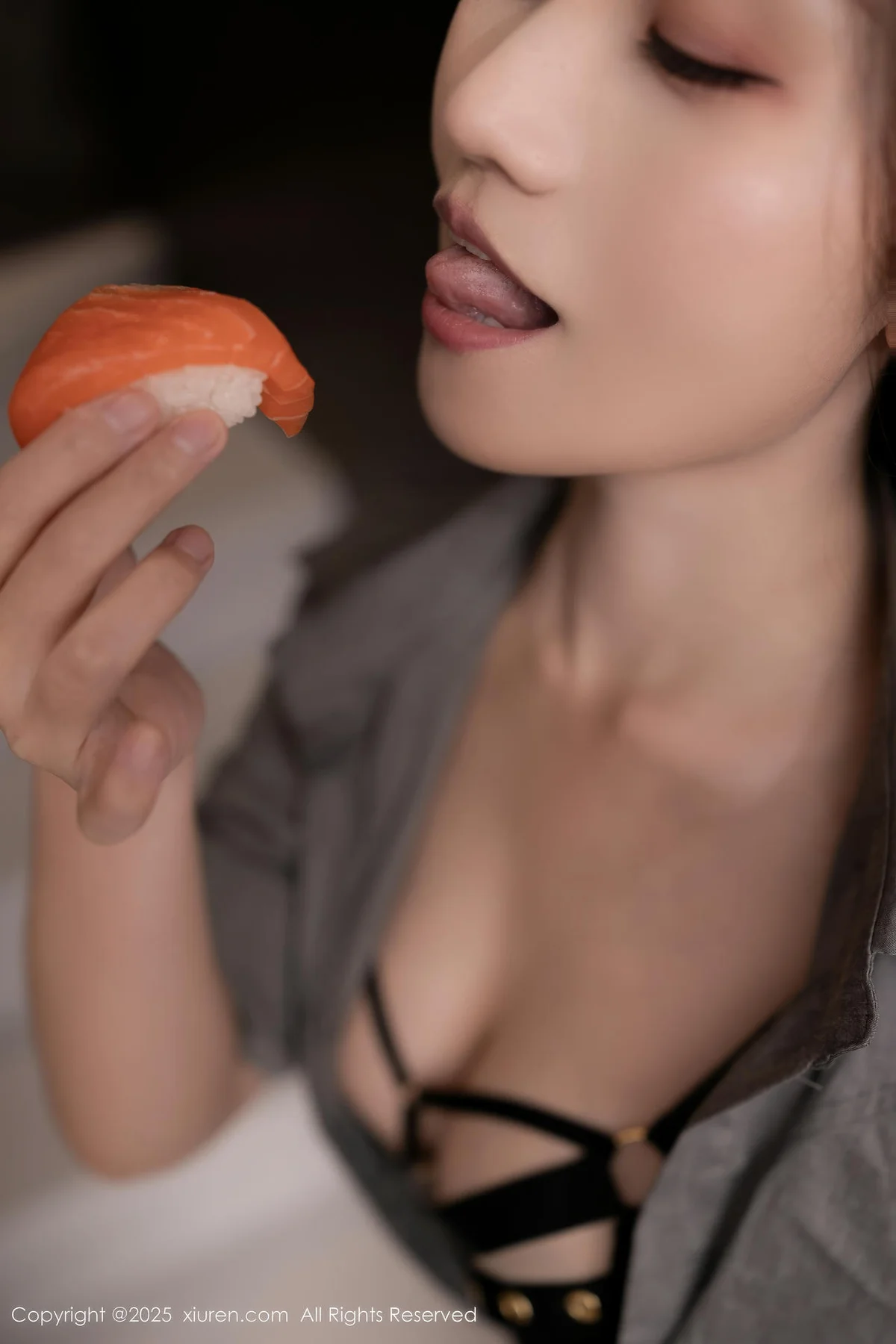 XiuRen 秀人 No.10978 杏子Yada 灰色衬衫魅惑黑丝 - 5