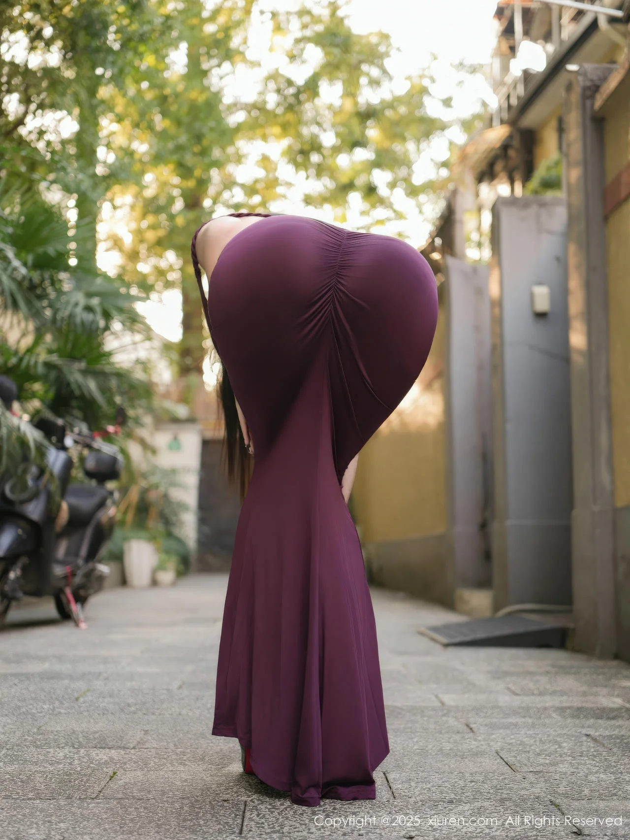 XiuRen 秀人 No.10979 Yuanbao 紫色连衣裙黑色网袜 - 3