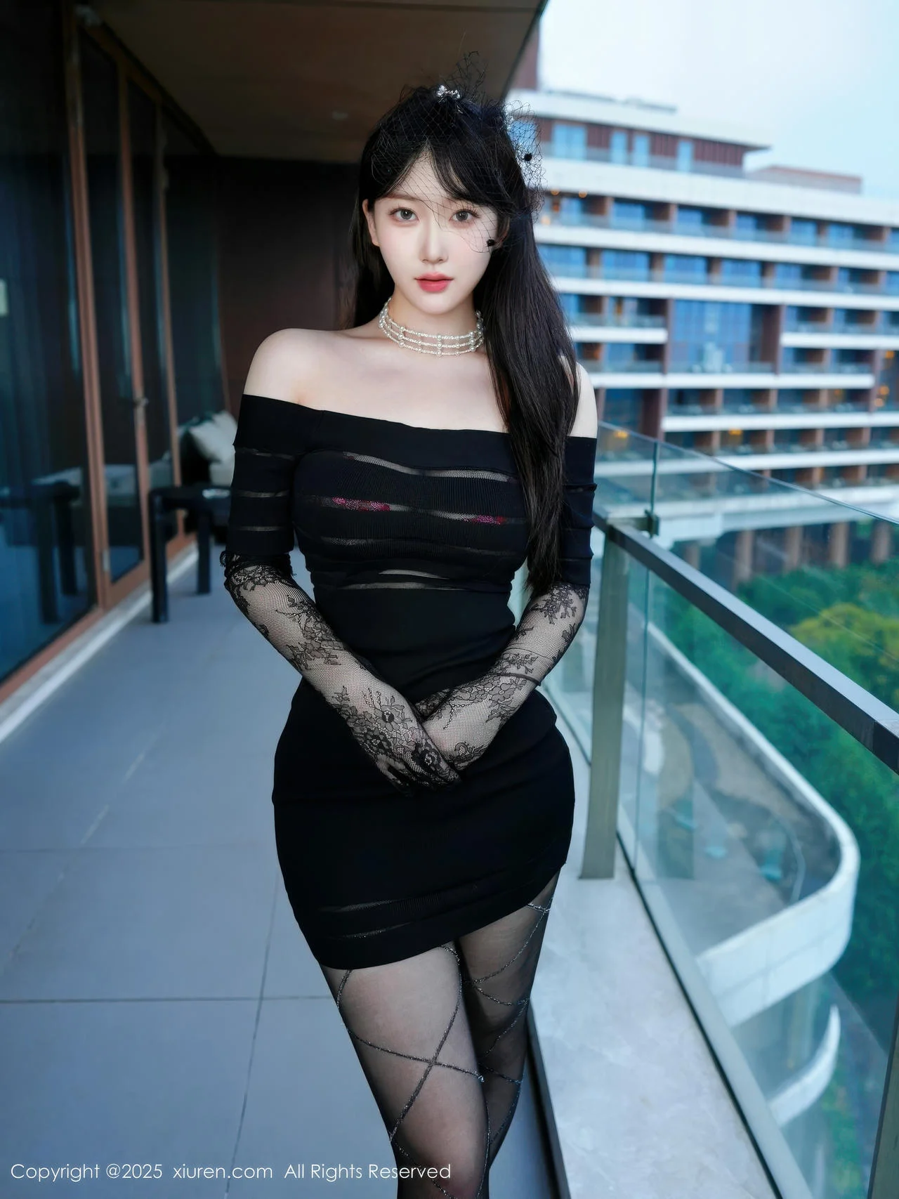 XiuRen 秀人 No.10999 李沁恩lrene 黑色包臀裙爆乳美胸 - 1