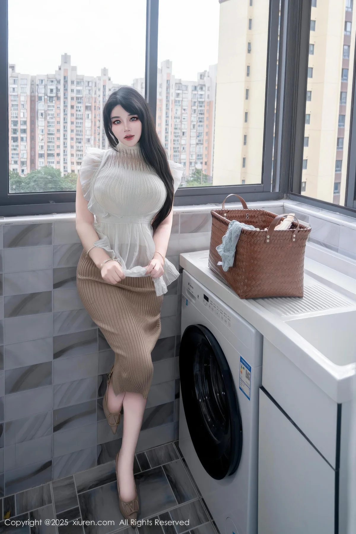 XiuRen 秀人 No.11010 汐汐爱吃草莓 善良家政姐姐肥臀爆乳 - 1