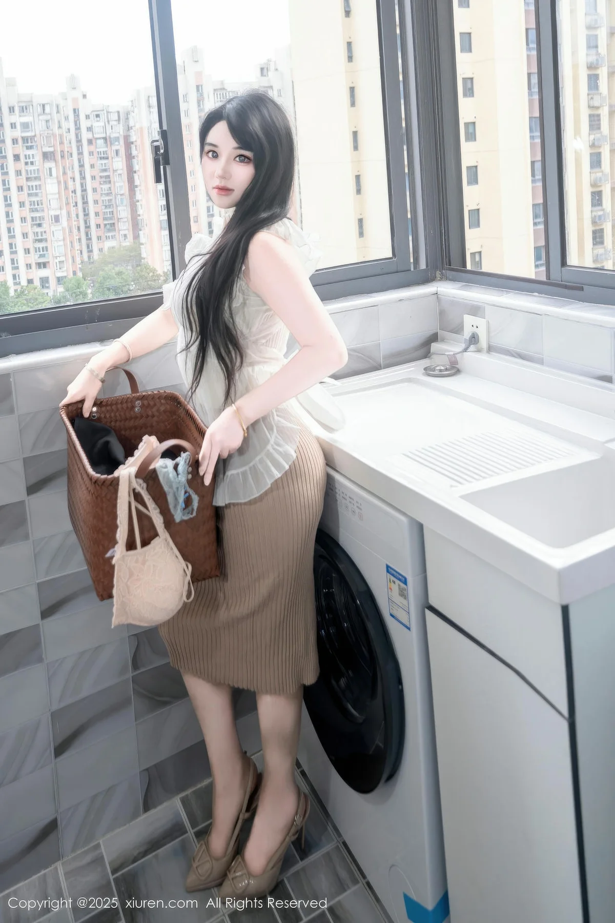 XiuRen 秀人 No.11010 汐汐爱吃草莓 善良家政姐姐肥臀爆乳 - 7