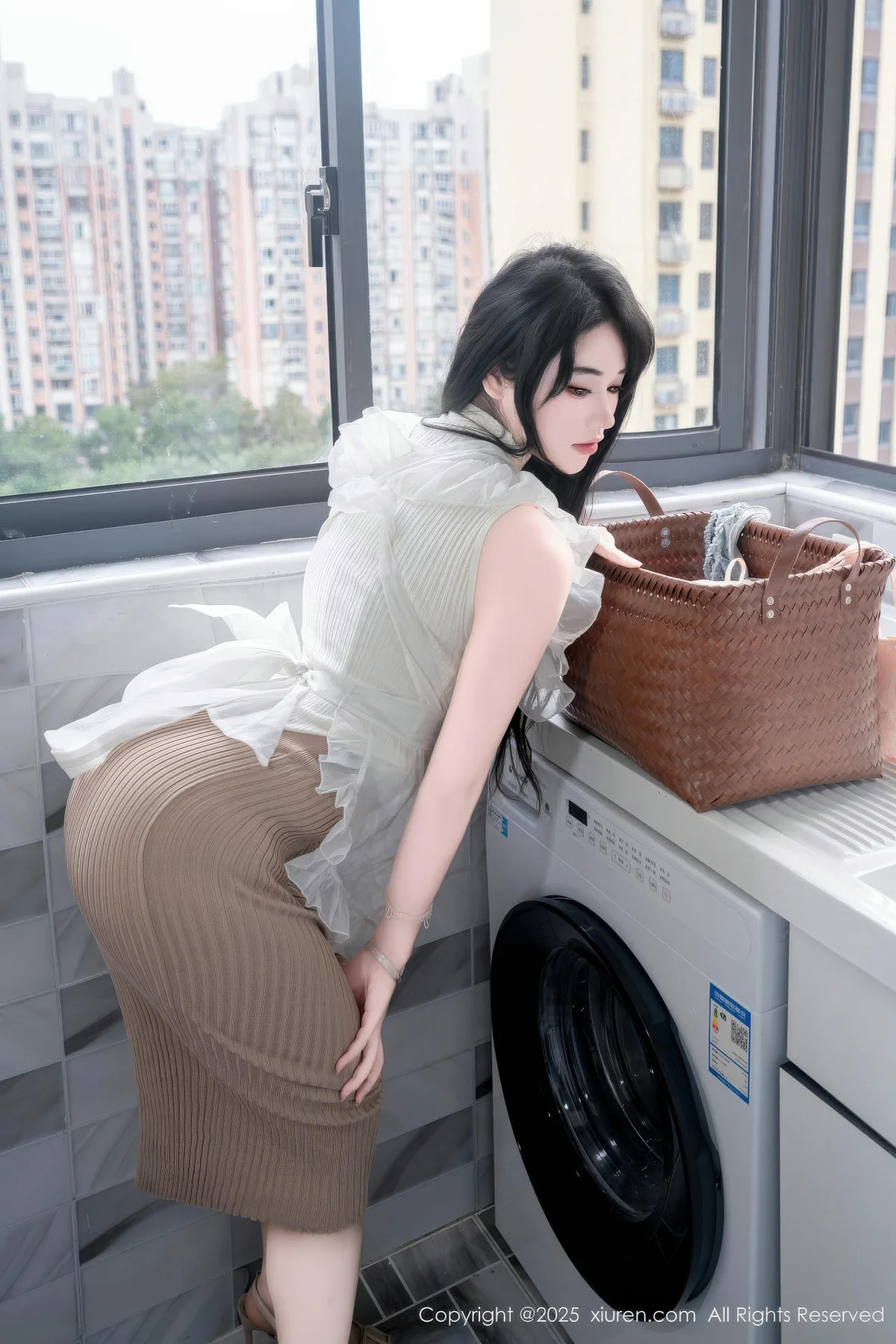 XiuRen 秀人 No.11010 汐汐爱吃草莓 善良家政姐姐肥臀爆乳 - 10