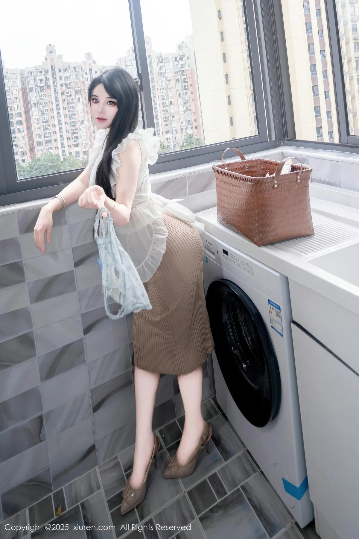 XiuRen 秀人 No.11010 汐汐爱吃草莓 善良家政姐姐肥臀爆乳 - 1