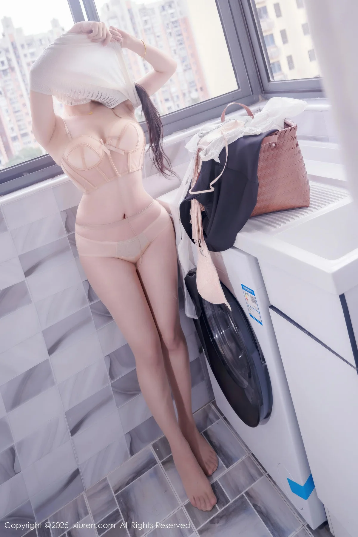 XiuRen 秀人 No.11010 汐汐爱吃草莓 善良家政姐姐肥臀爆乳 - 2