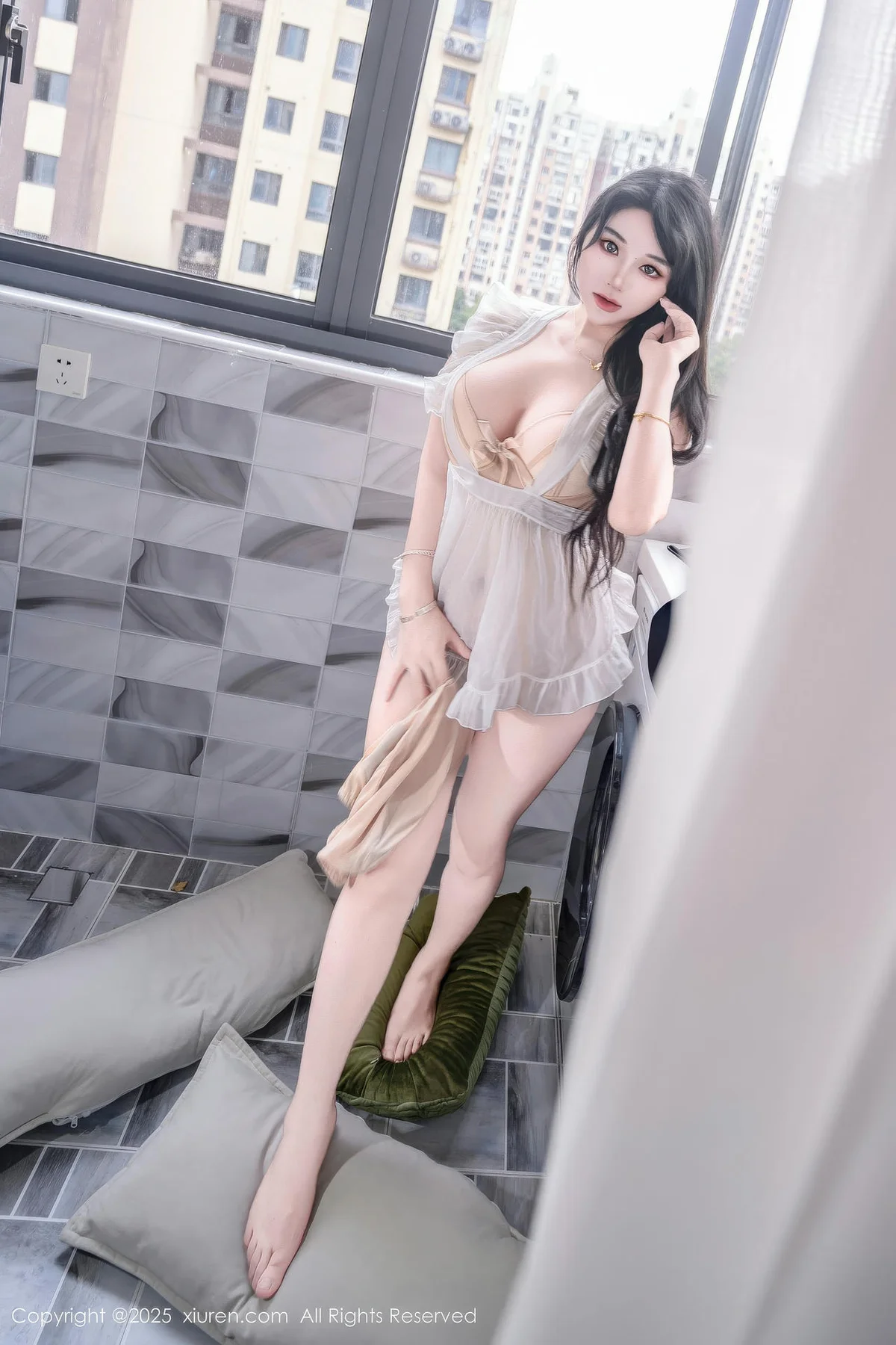 XiuRen 秀人 No.11010 汐汐爱吃草莓 善良家政姐姐肥臀爆乳 - 5