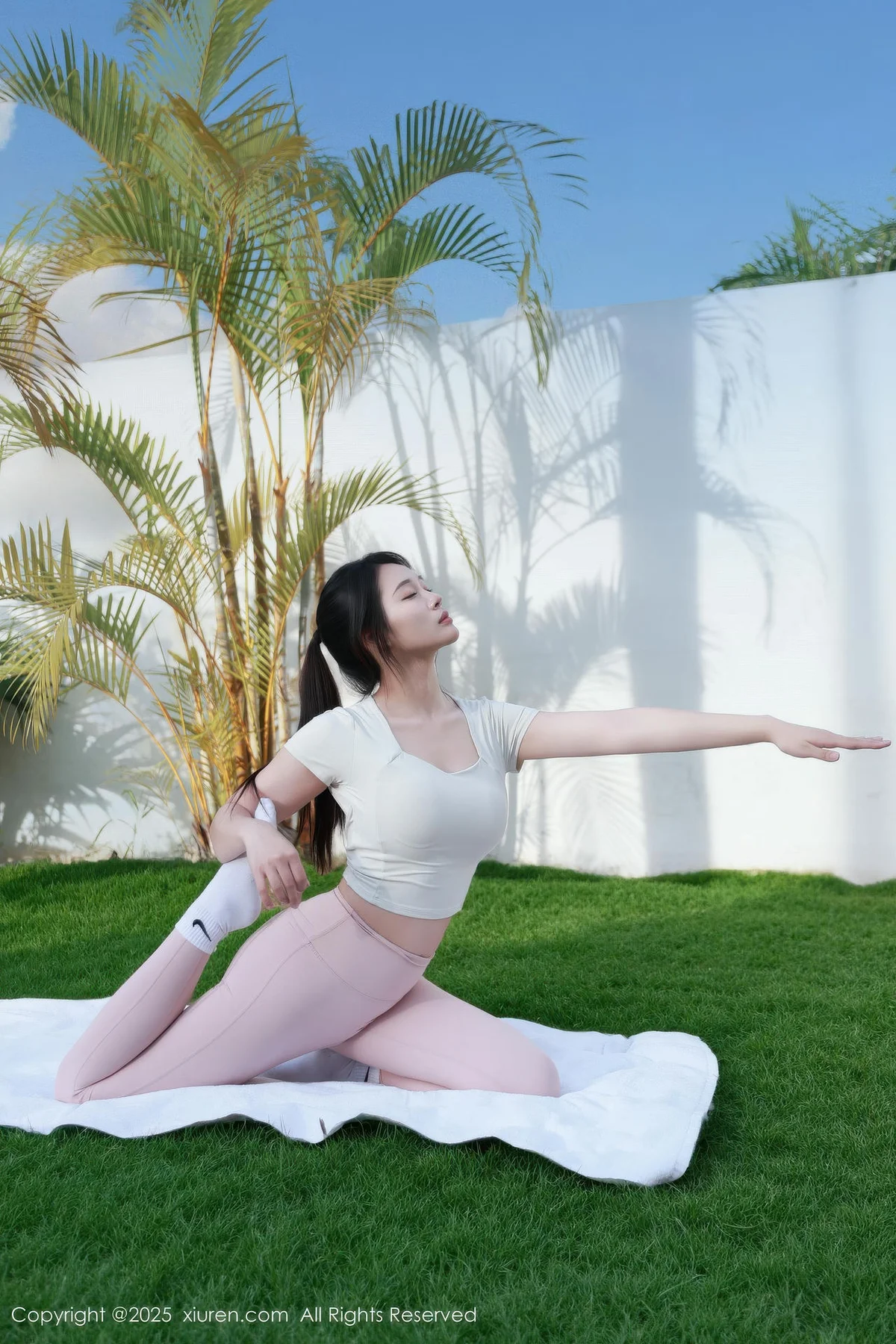 XiuRen 秀人 No.11018 南乔 浅色瑜伽服灰丝 - 4