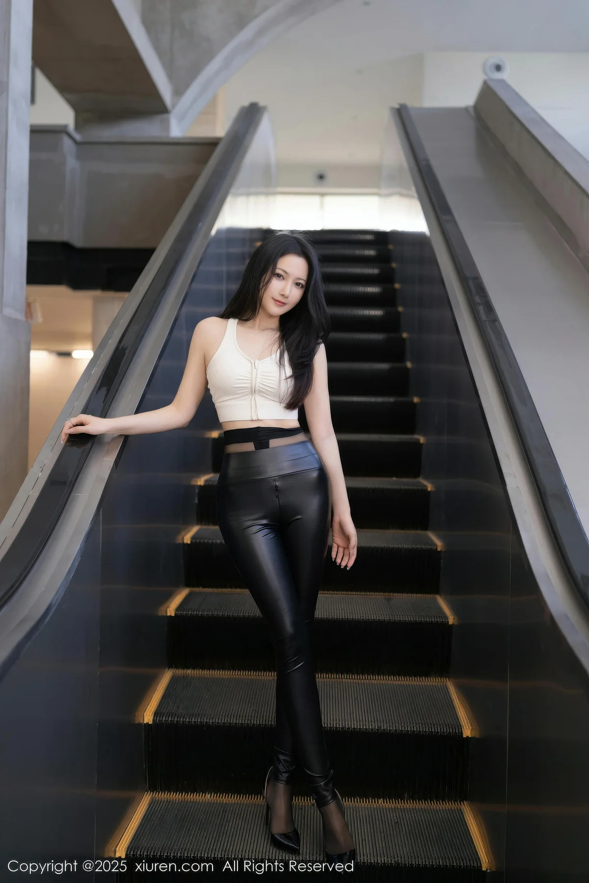 XiuRen 秀人 No.11021 鱼子酱Fish 黑色皮裤紧致身材 - 1