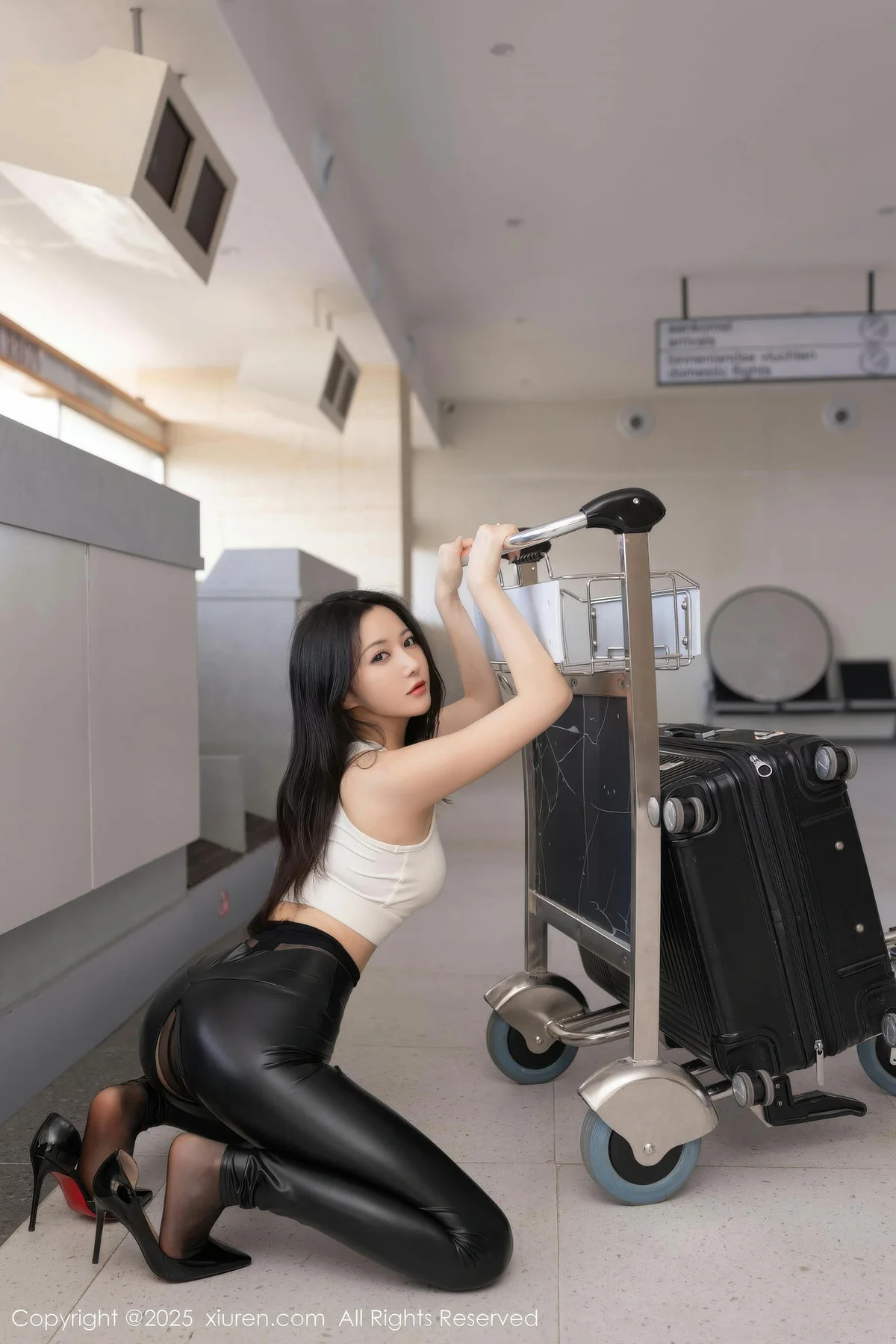 XiuRen 秀人 No.11021 鱼子酱Fish 黑色皮裤紧致身材 - 2