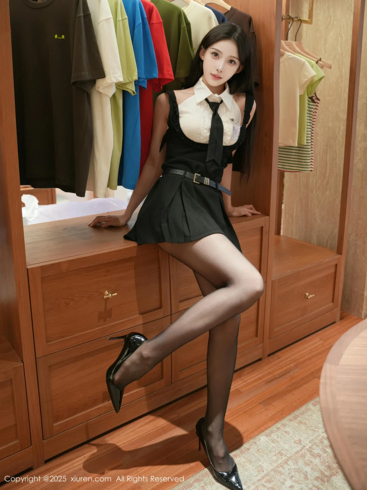 XiuRen 秀人 No.11052 梨霜儿和金允希Yuki 两位大美女黑丝参与拍摄 - 2