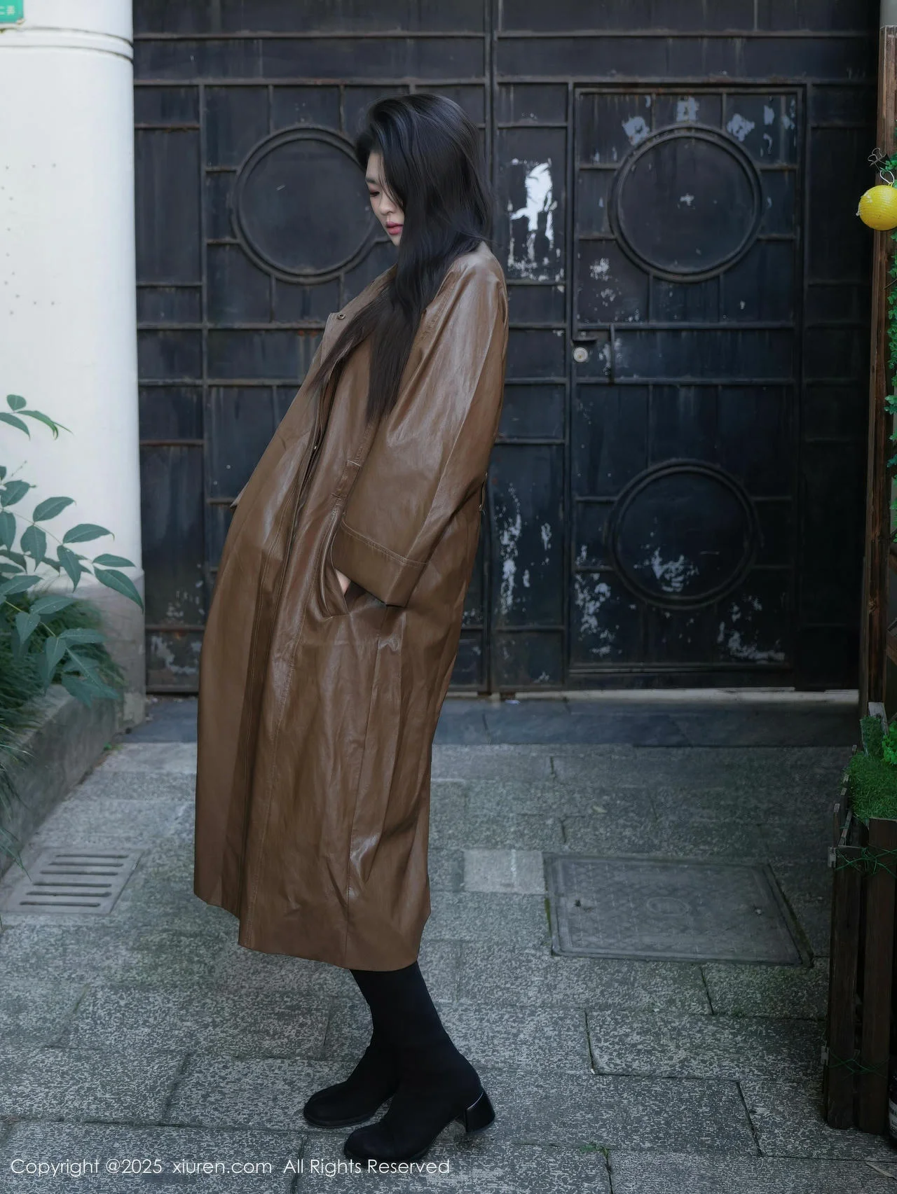 XiuRen 秀人 No.11067 冬安 巨乳性感皮大衣 - 2