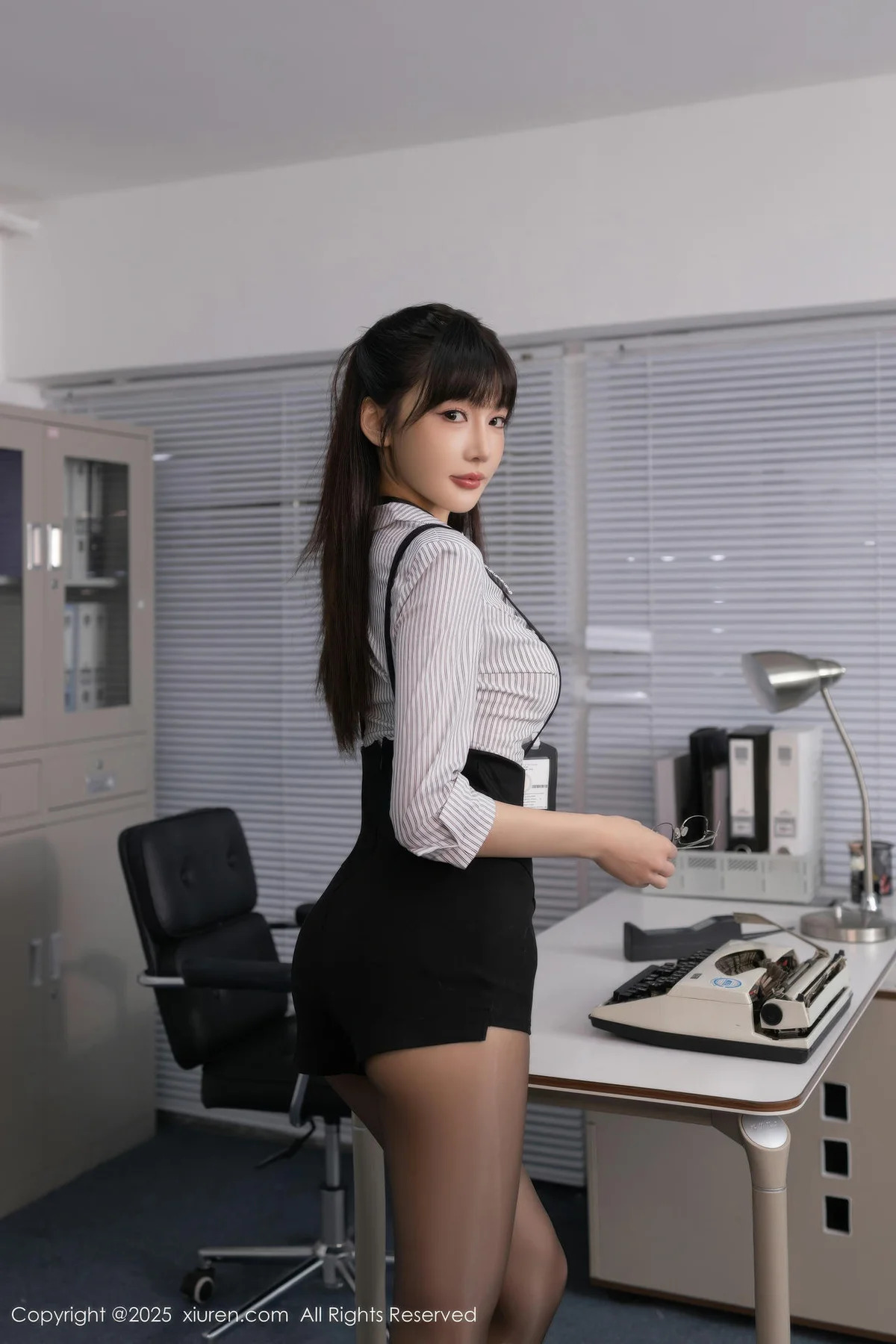 XiuRen 秀人 No.11070 陆萱萱 办公ol魅惑黑丝， - 1