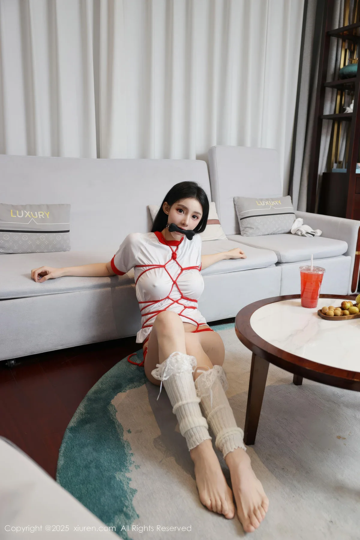 XiuRen 秀人 No.11110 许微微呀 白色T恤性感诱人丝袜 - 1