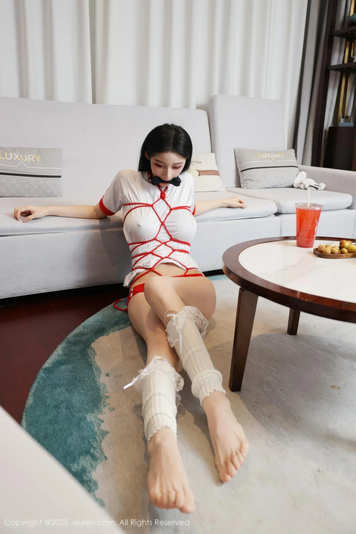 XiuRen 秀人 No.11110 许微微呀 白色T恤性感诱人丝袜 - 2