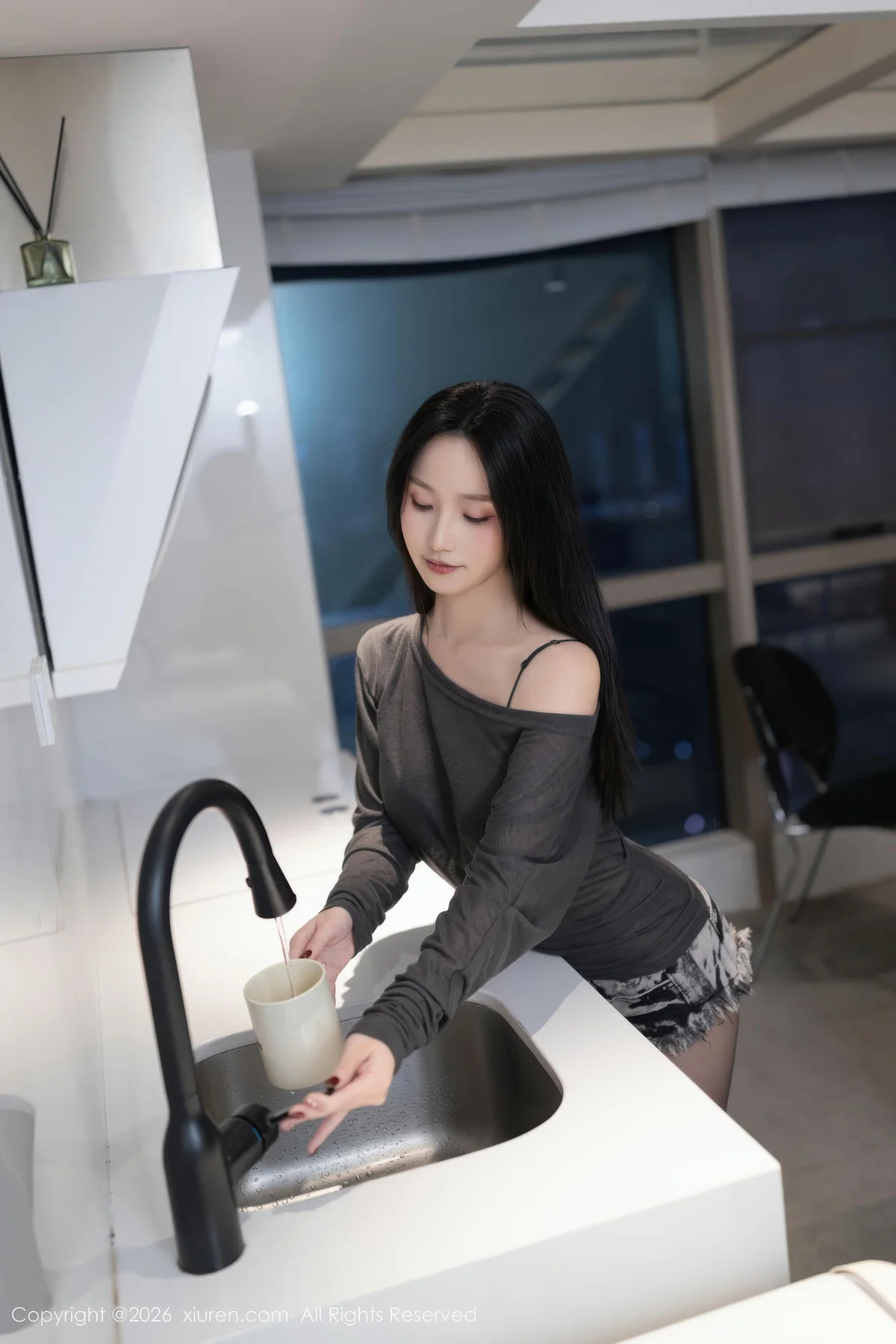 XiuRen 秀人 No.11202 杏子Yada香肩黑丝翘臀美女 - 2