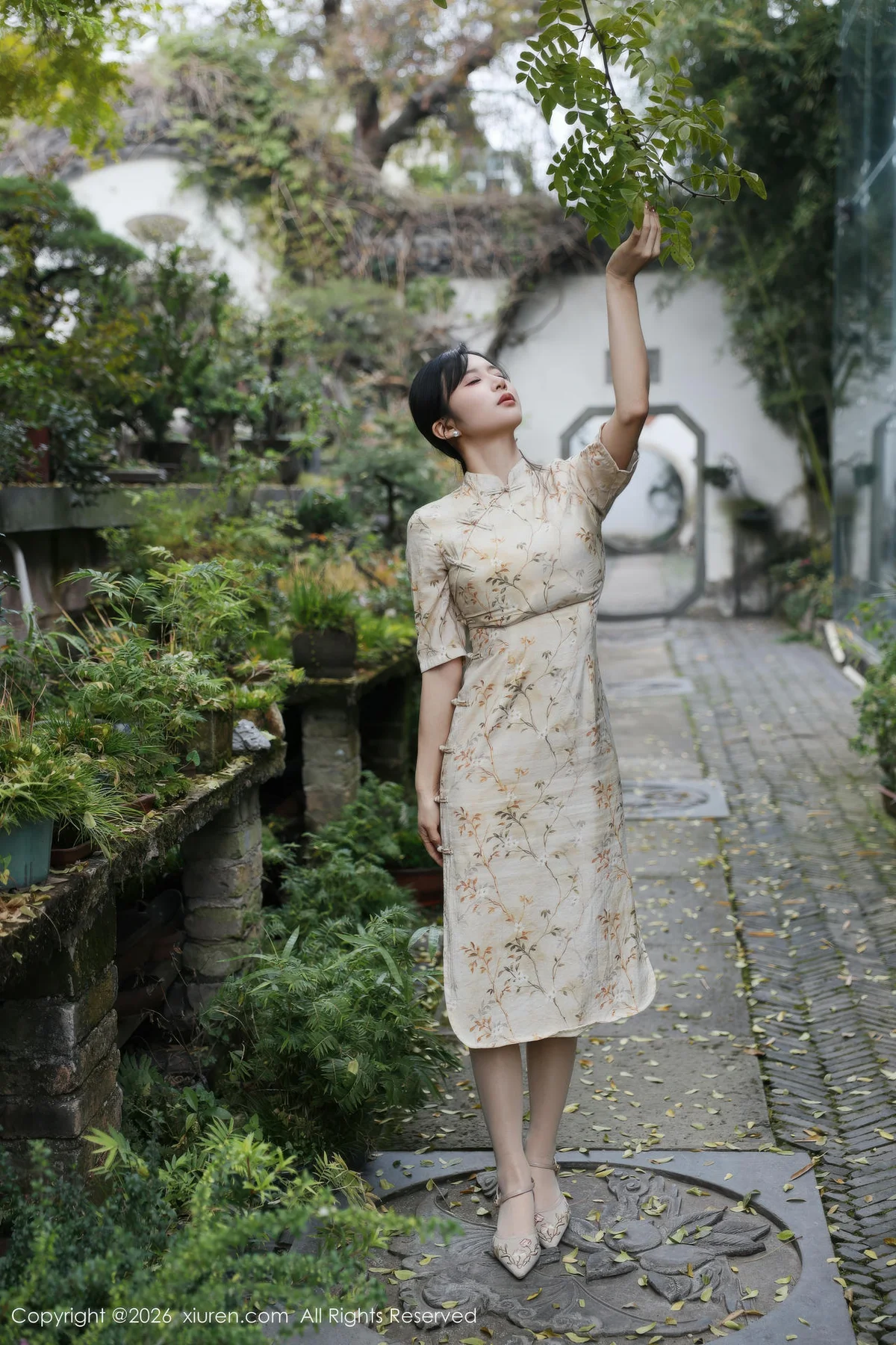 XiuRen 秀人 No.11214 小肉肉咪 浅黄色旗袍户外 - 6