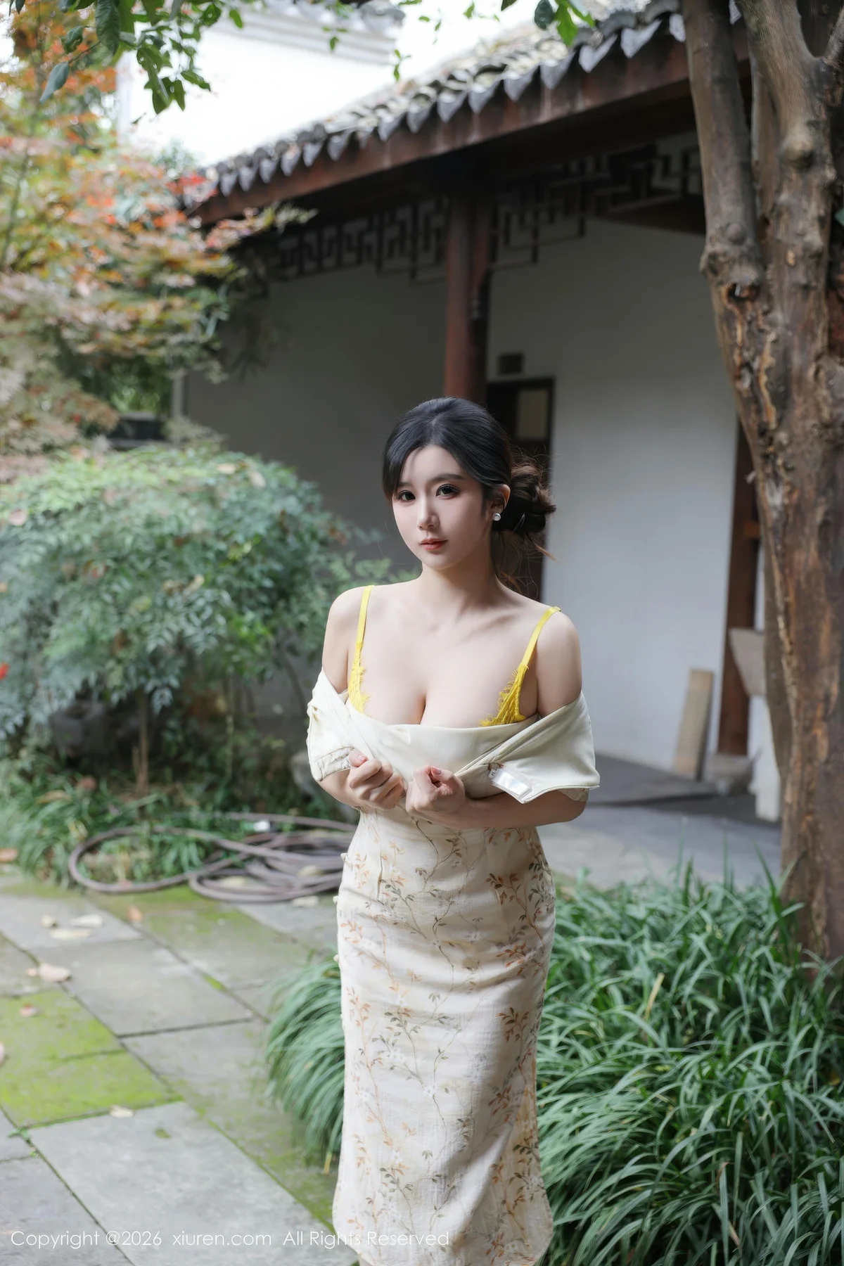 XiuRen 秀人 No.11214 小肉肉咪 浅黄色旗袍户外 - 1