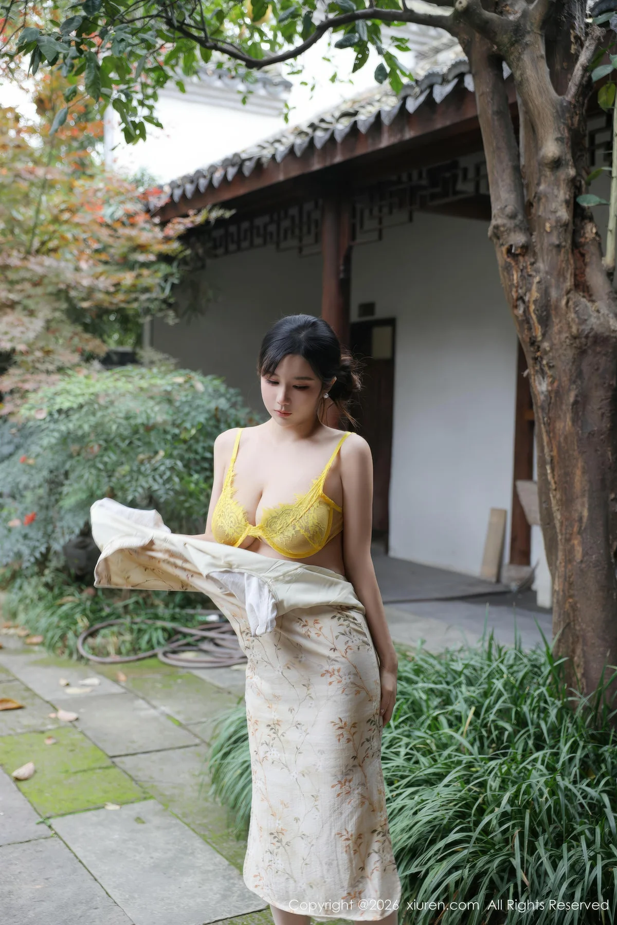 XiuRen 秀人 No.11214 小肉肉咪 浅黄色旗袍户外 - 2