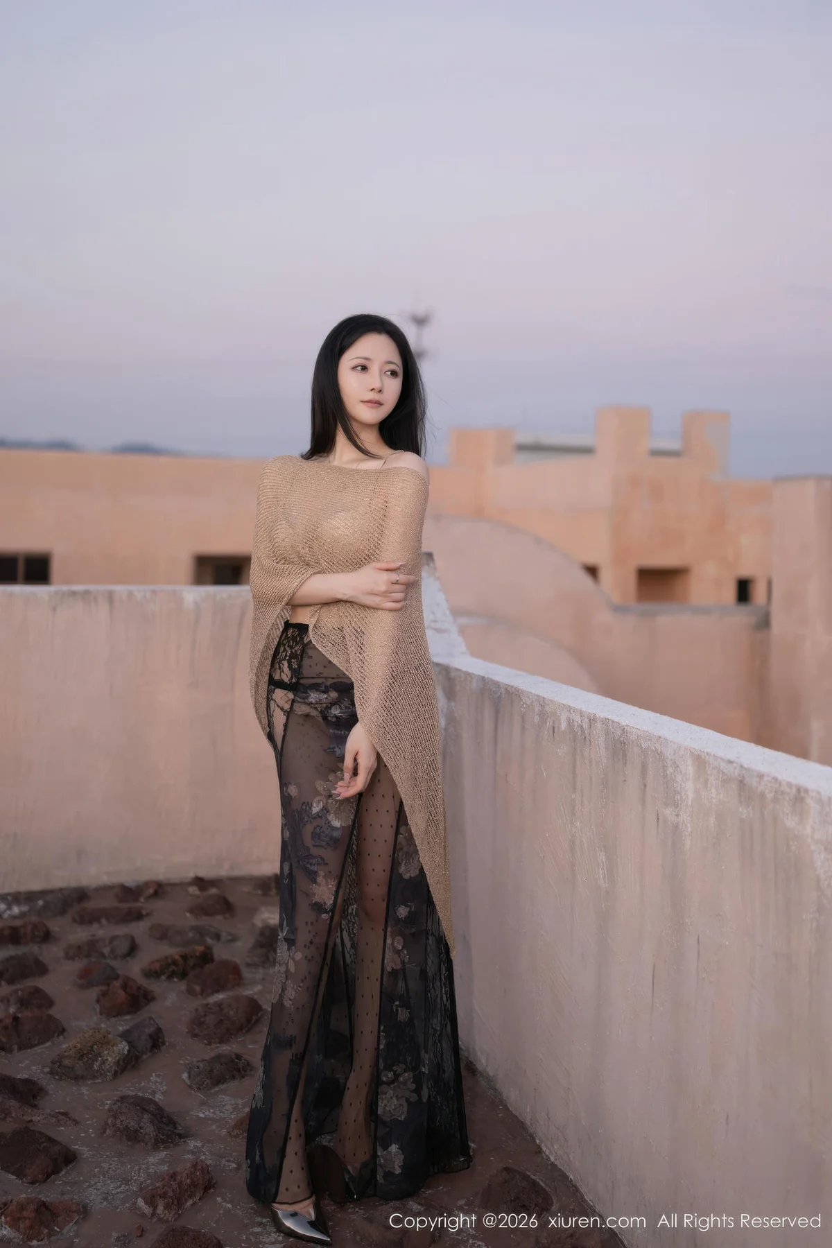 XiuRen 秀人 No.11217 鱼子酱Fish 黑色蕾丝裙天台美照旅拍 - 1