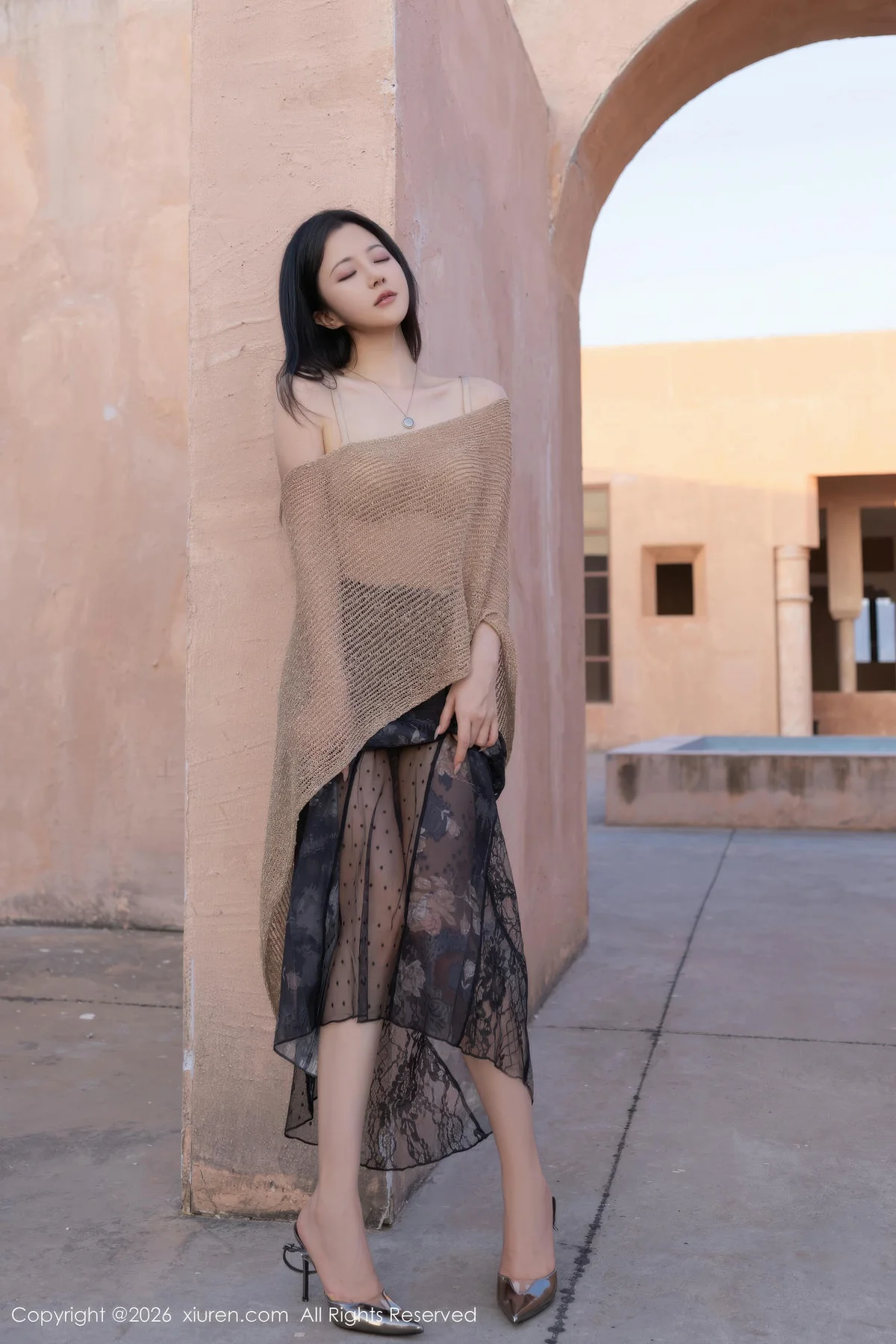 XiuRen 秀人 No.11217 鱼子酱Fish 黑色蕾丝裙天台美照旅拍 - 5