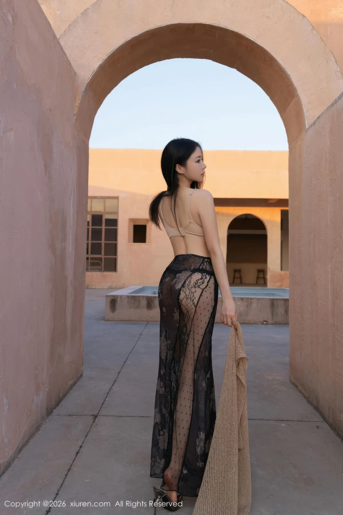 XiuRen 秀人 No.11217 鱼子酱Fish 黑色蕾丝裙天台美照旅拍 - 1