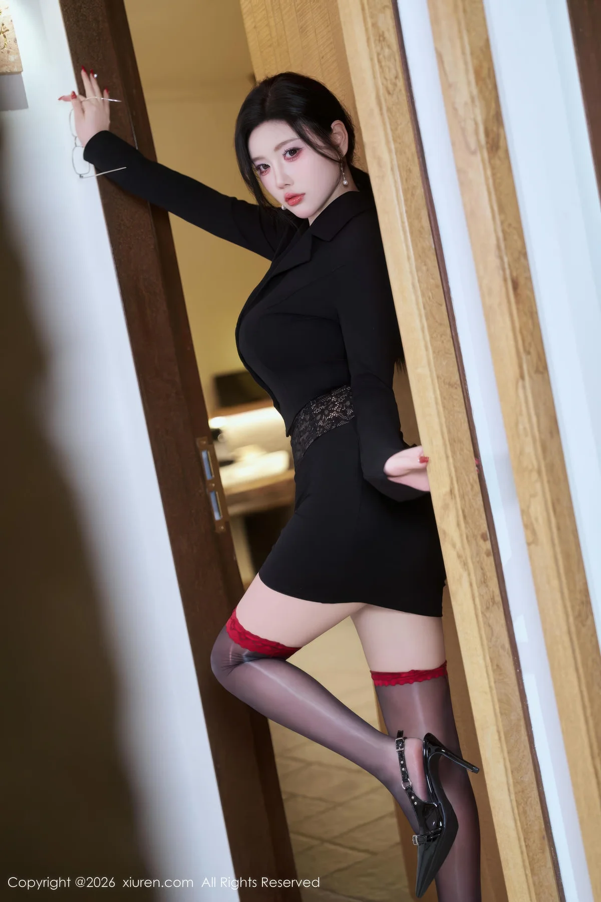 XiuRen 秀人 No.11230 杨晨晨黑色西服迷人身材 - 1