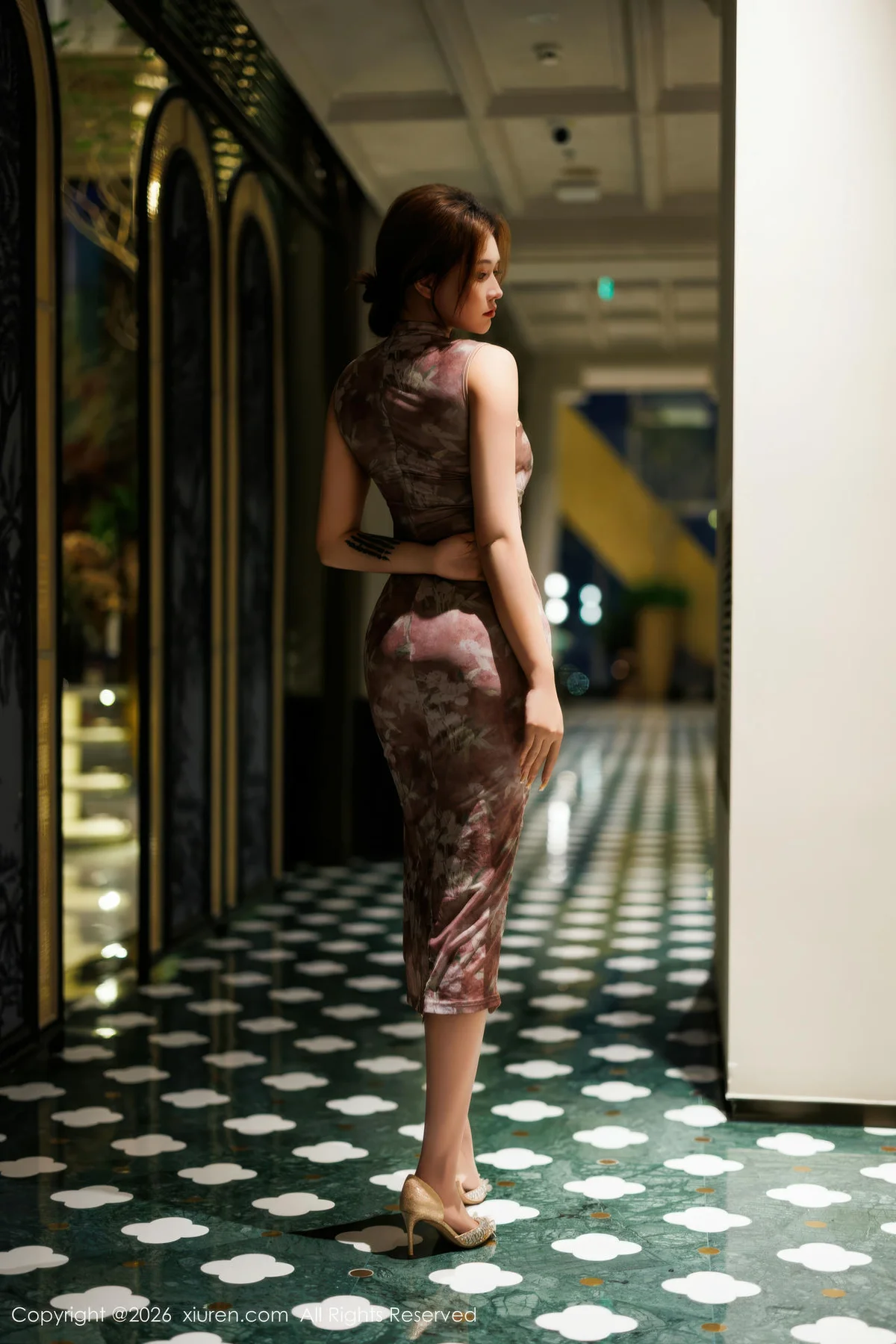 XiuRen 秀人 No.11267 娜比浅色旗袍肉色丝袜 - 1